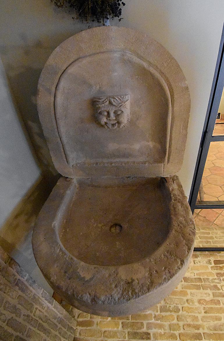Antique French Wall Fountain, 19th Century In Good Condition For Sale In Udenhout, NL