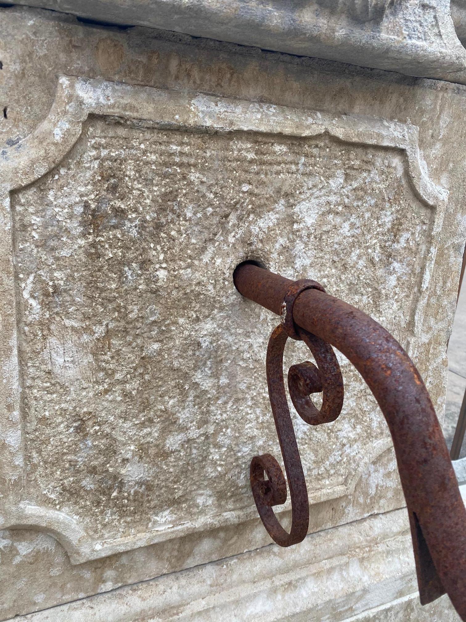 Fuente de pared de piedra caliza Antique French Francés en venta