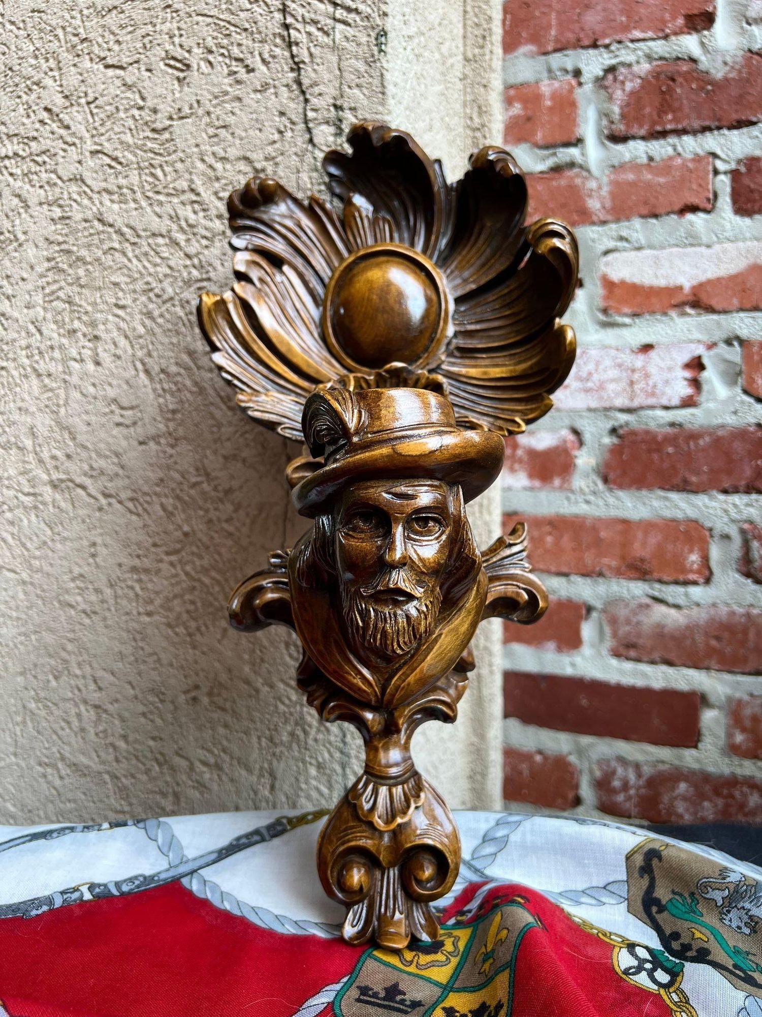 Antike französische Wandtafel Breton Bretagne geschnitzt Nussbaum c1890.

Direkt aus Frankreich, eine fein detaillierte Wandtafel mit der handgeschnitzten Büste eines traditionellen bretonischen Mannes mit Federhut, umrahmt von kunstvollem