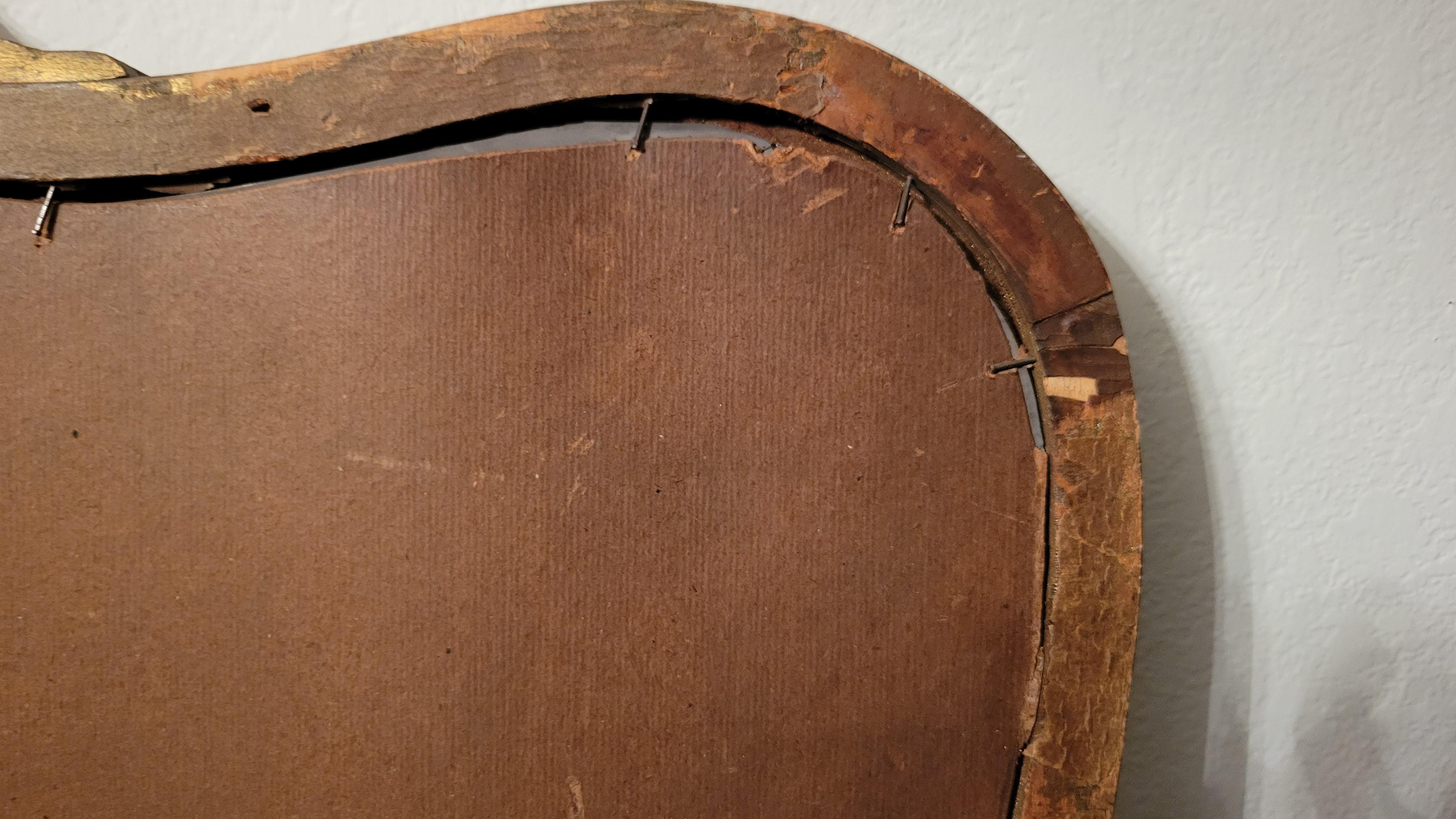 Miroir mural français ancien Fleur de Lis dans un cadre en bois sculpté en vente 4