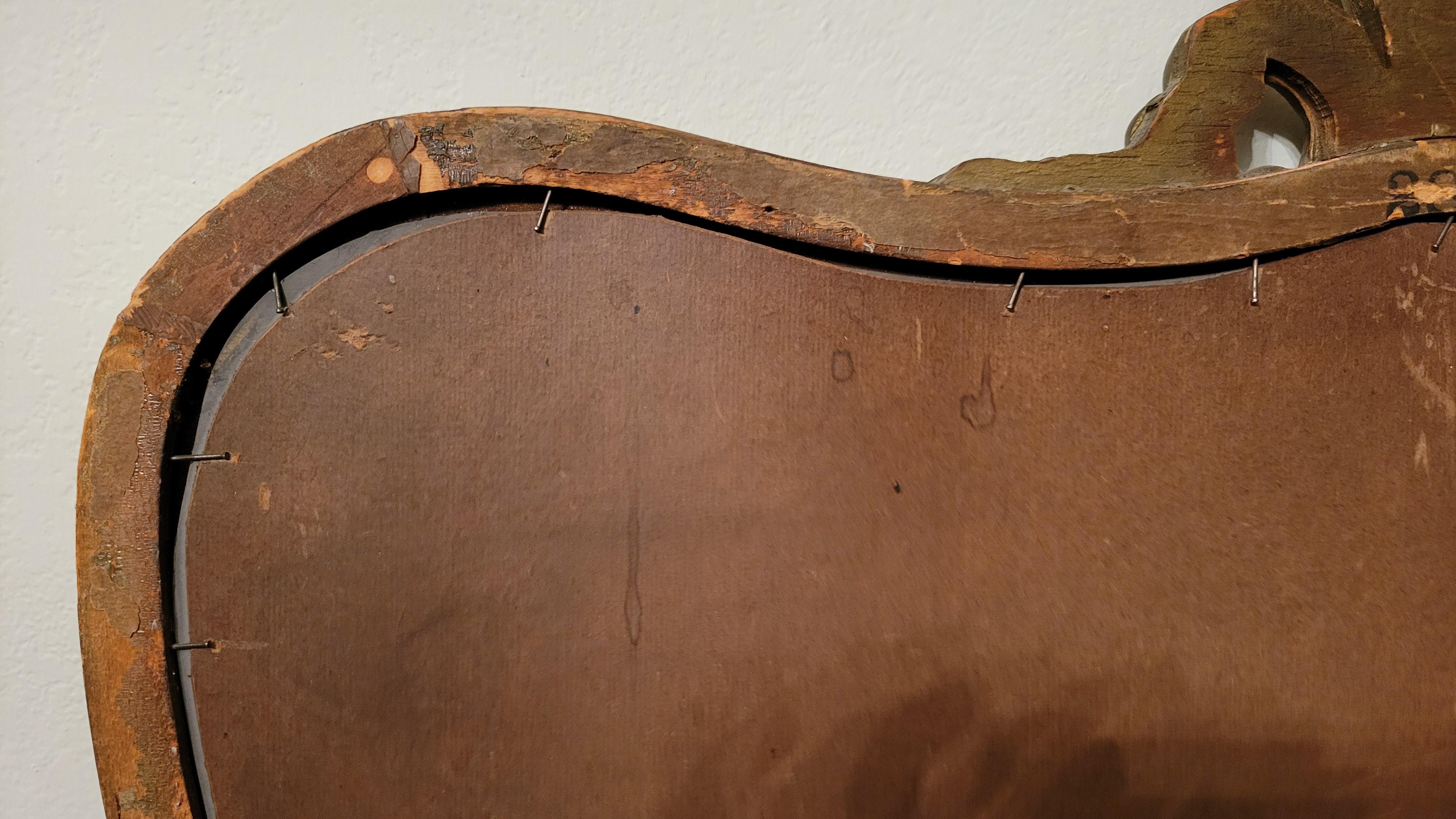 Miroir mural français ancien Fleur de Lis dans un cadre en bois sculpté en vente 5