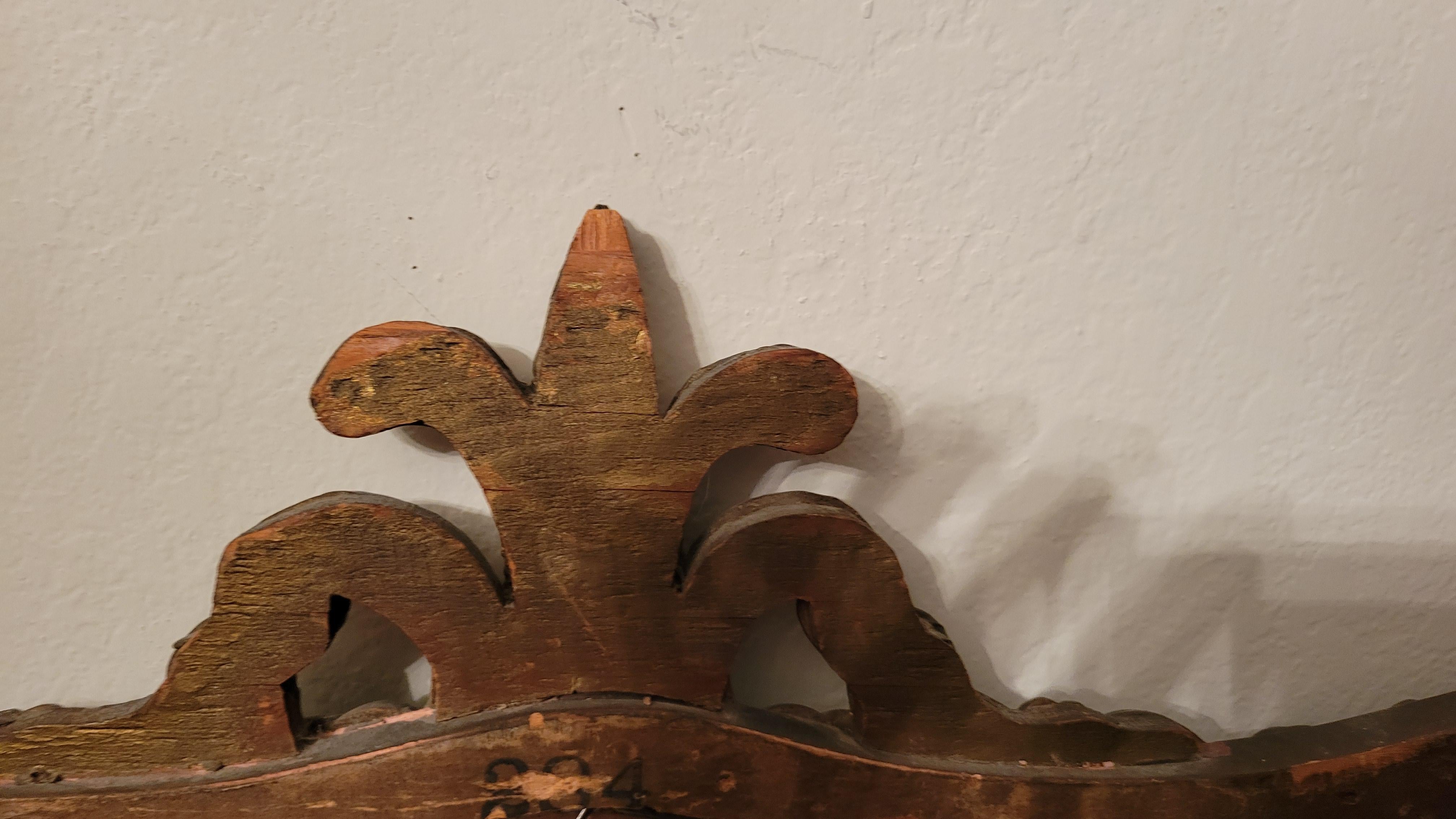 Miroir mural français ancien Fleur de Lis dans un cadre en bois sculpté en vente 7