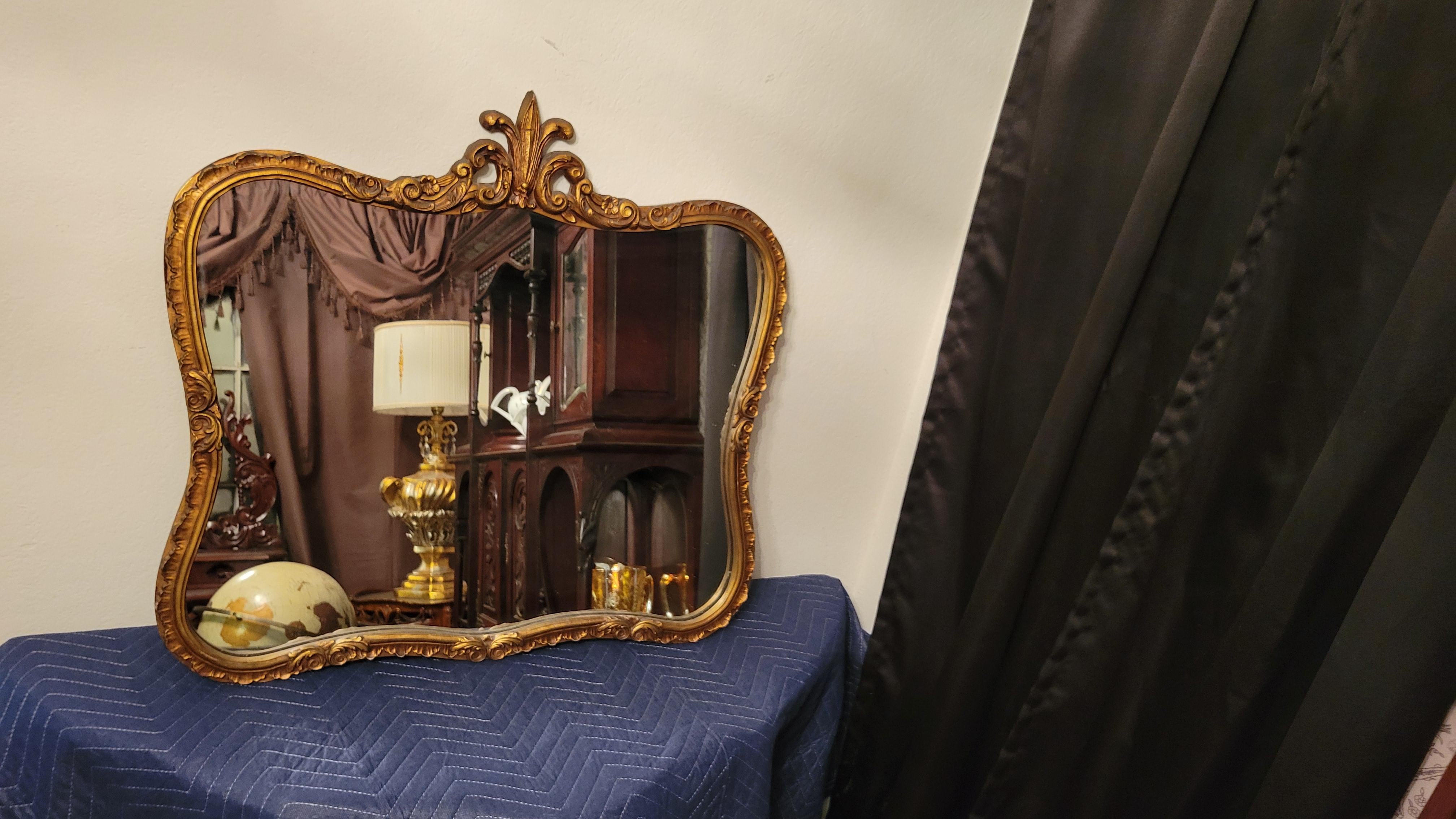 Fait main Miroir mural français ancien Fleur de Lis dans un cadre en bois sculpté en vente