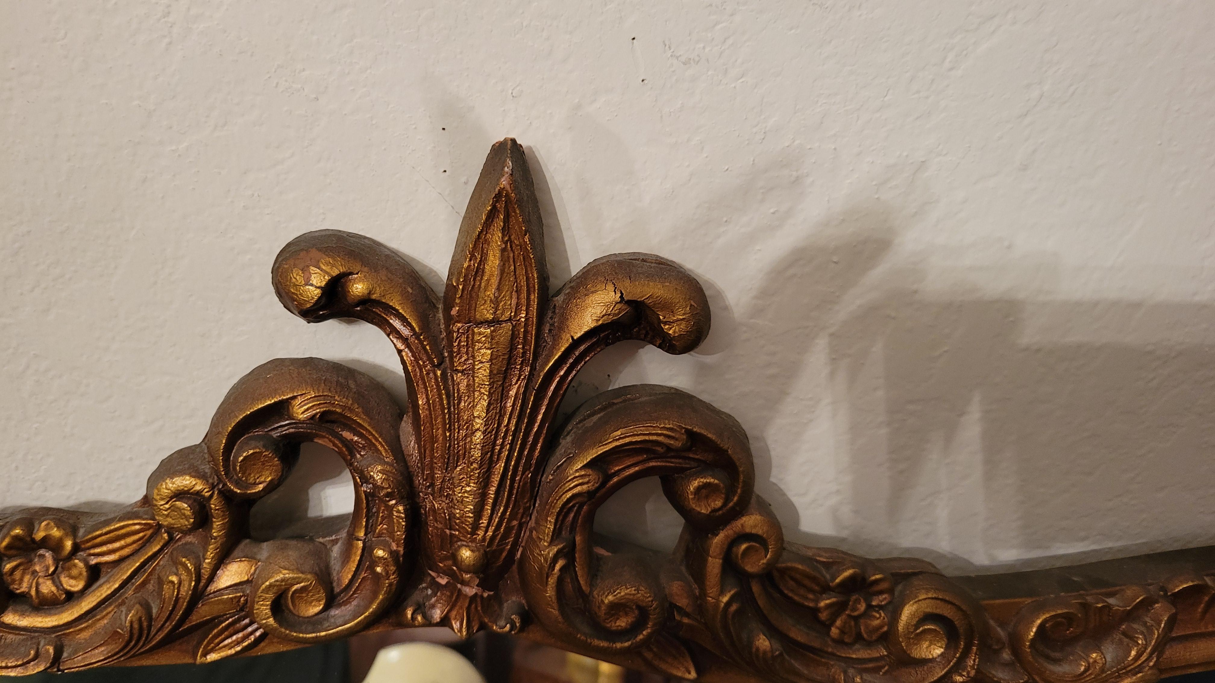 Miroir mural français ancien Fleur de Lis dans un cadre en bois sculpté Bon état - En vente à Phoenix, AZ