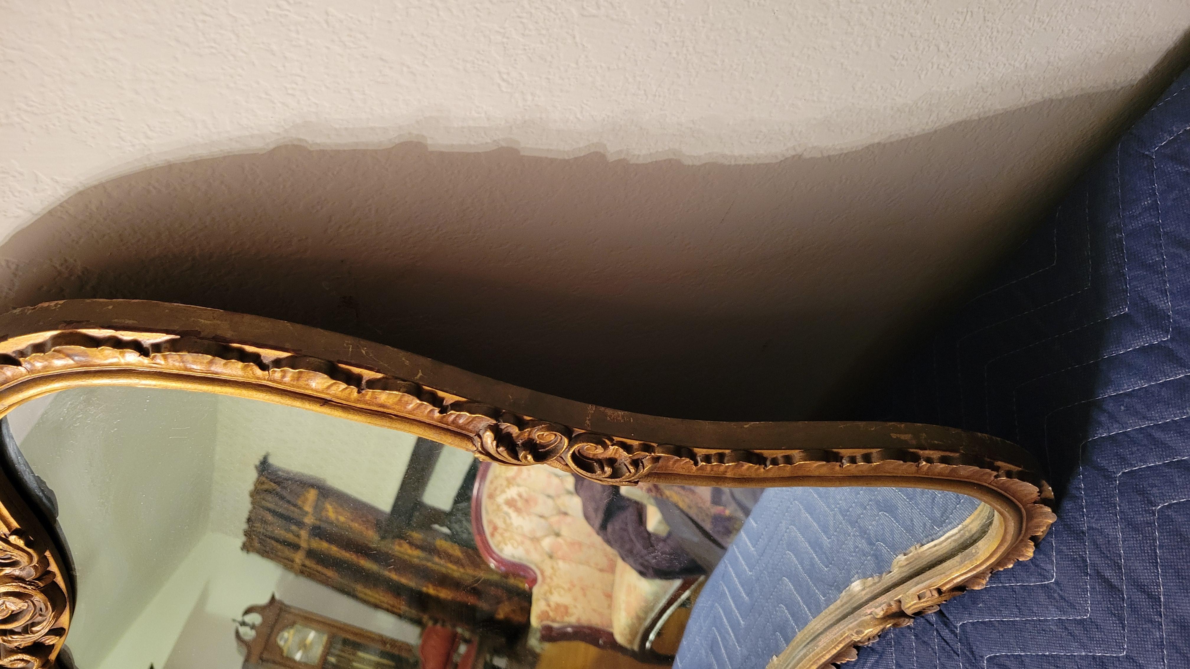 Bois de feuillus Miroir mural français ancien Fleur de Lis dans un cadre en bois sculpté en vente