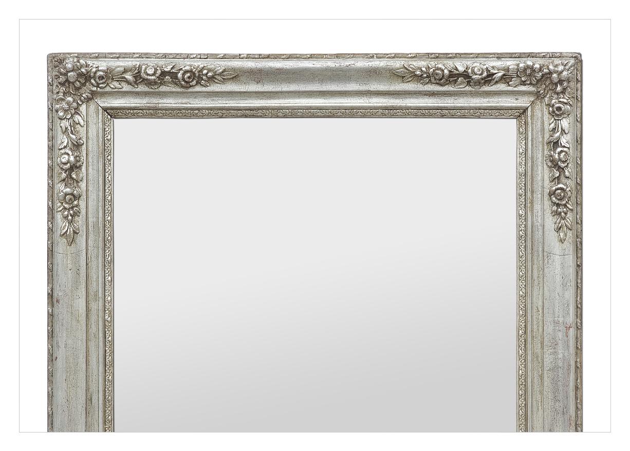 Antiker französischer Wandspiegel, Romantik, patiniertes versilbertes Holz, um 1830 (Französisch) im Angebot