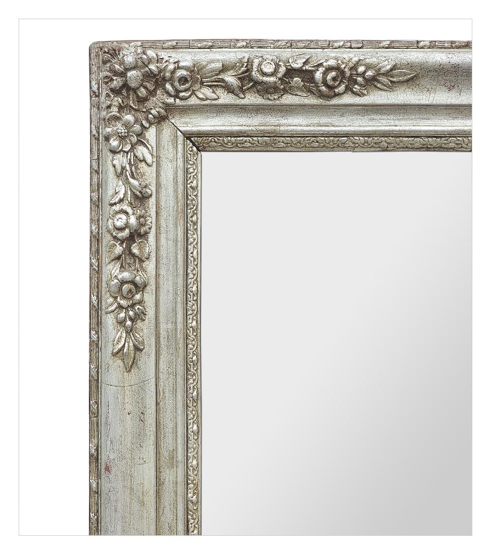 Antiker französischer Wandspiegel, Romantik, patiniertes versilbertes Holz, um 1830 (Patiniert) im Angebot