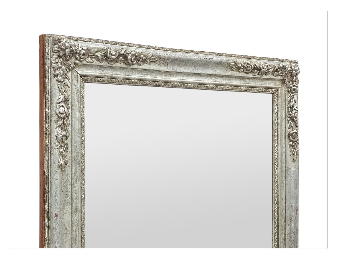 Antiker französischer Wandspiegel, Romantik, patiniertes versilbertes Holz, um 1830 im Zustand „Gut“ im Angebot in Paris, FR