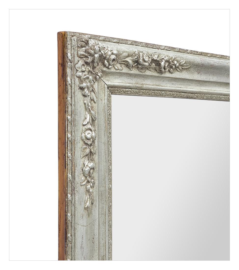Antiker französischer Wandspiegel, Romantik, patiniertes versilbertes Holz, um 1830 im Angebot 1