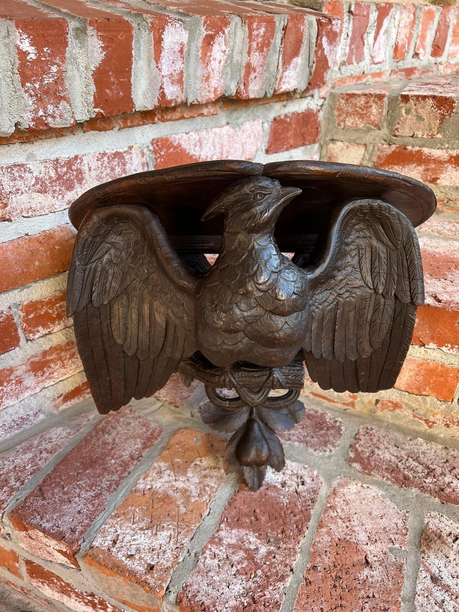 Antique French Estante de Pared Corbel Águila Tallada Black Forest Estatua de Madera c1880.

Directamente desde Francia, una impresionante ménsula o estante de pared de madera maciza francesa antigua en un tamaño que puede acomodar fácilmente ese