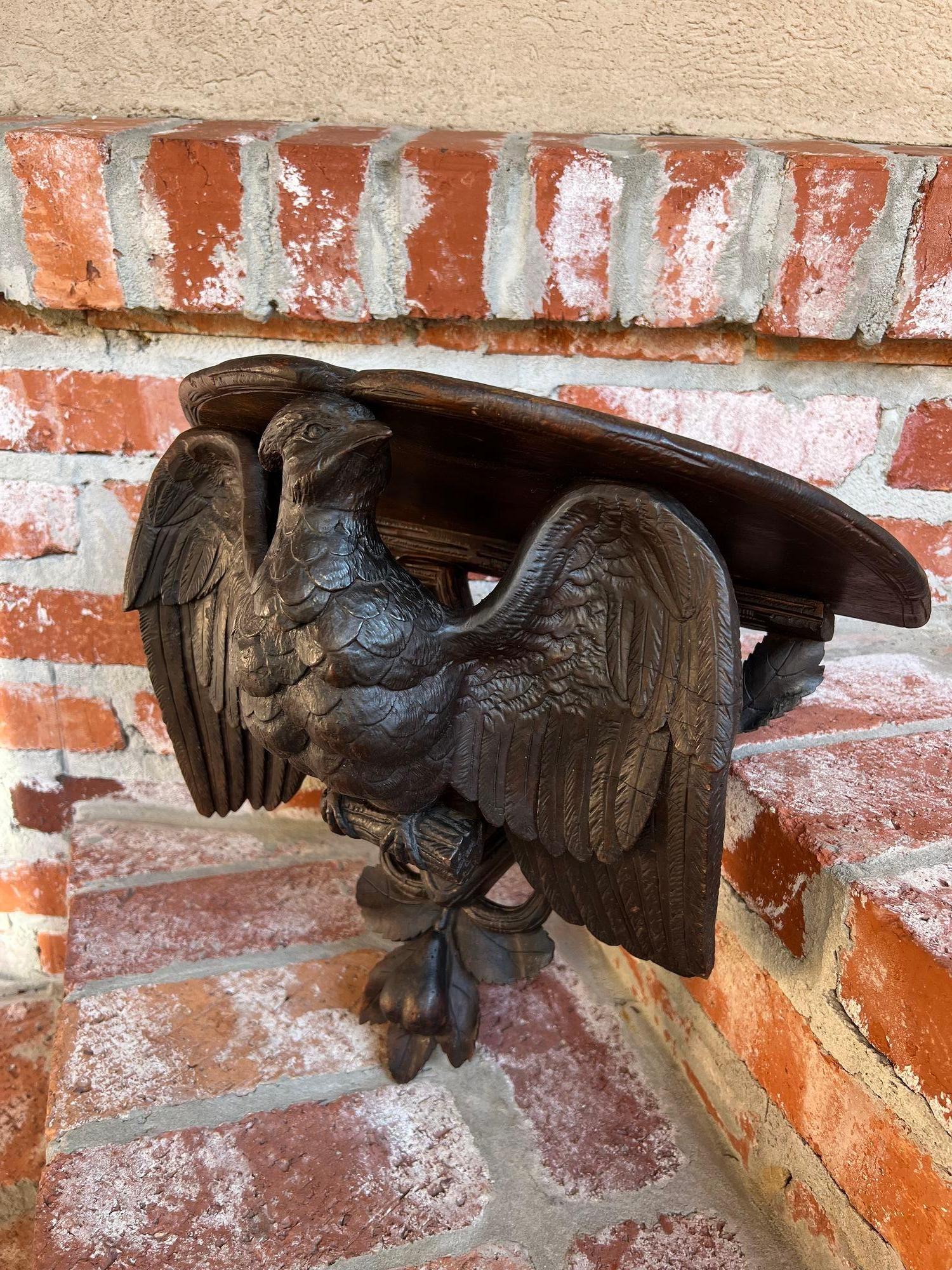 Antique French Wall Shelf Corbel Carved Eagle Black Forest Statue Wood c1880 Bosque negro en venta