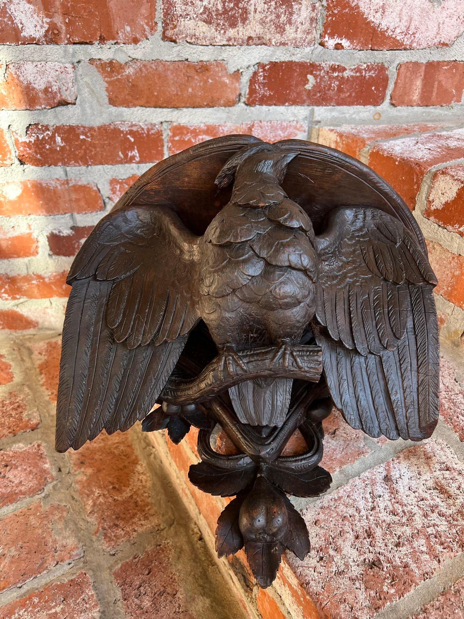 Antique French Wall Shelf Corbel Carved Eagle Black Forest Statue Wood c1880 Tallado a mano en venta