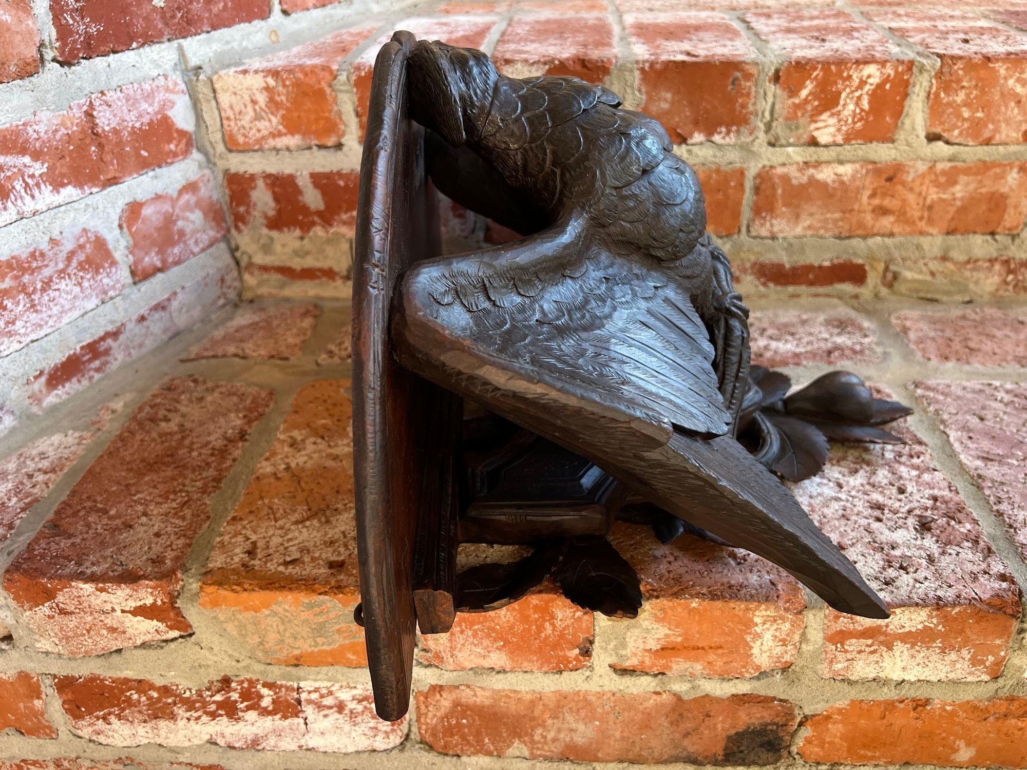 Antique French Wall Shelf Corbel Carved Eagle Black Forest Statue Wood c1880 en Bueno estado para la venta en Shreveport, LA