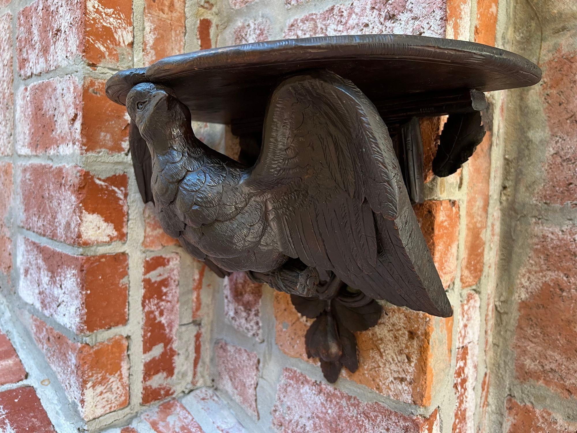 Antique French Wall Shelf Corbel Carved Eagle Black Forest Statue Wood c1880 Fines del siglo XIX en venta