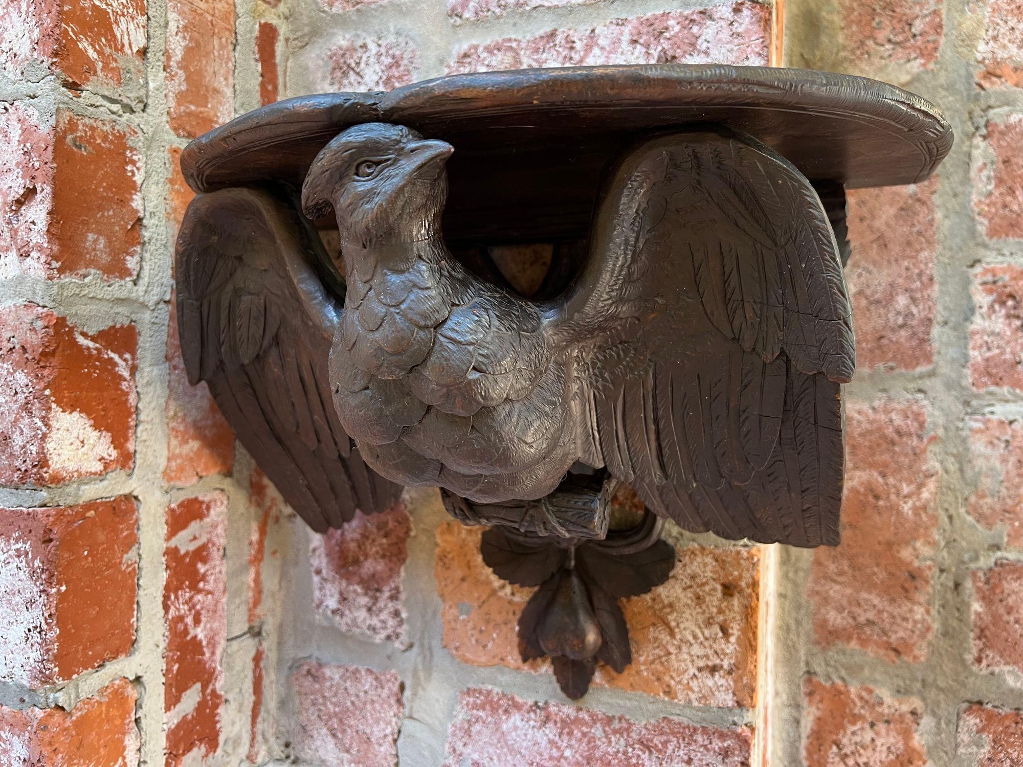 Antique French Wall Shelf Corbel Carved Eagle Black Forest Statue Wood c1880 Madera en venta
