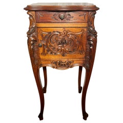 Antigua mesa de noche francesa de nogal y tapa de mármol, Circa 1880.