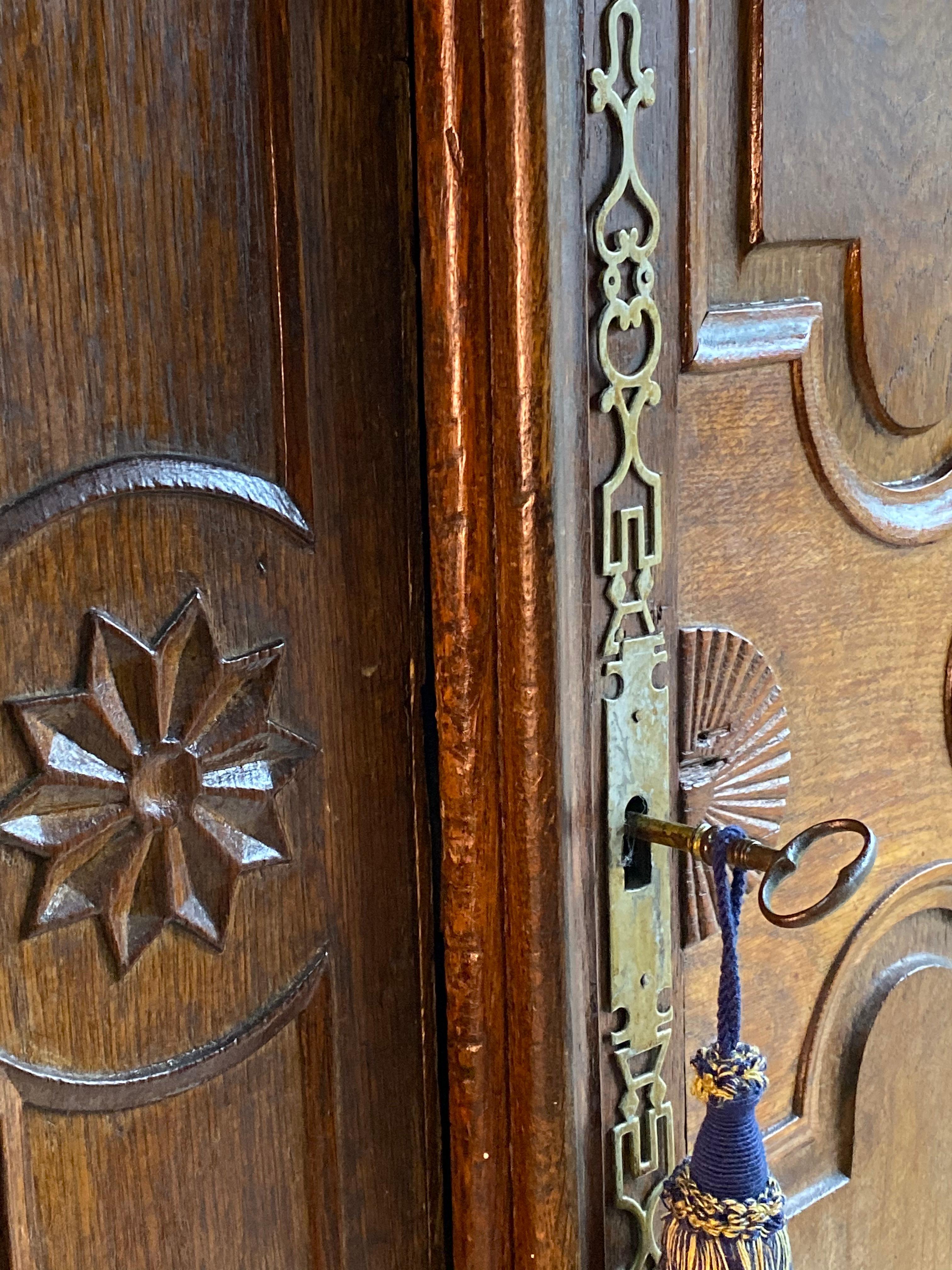 Antique French Walnut Armoire Napoleon III 19th Century, France, circa 1850 3