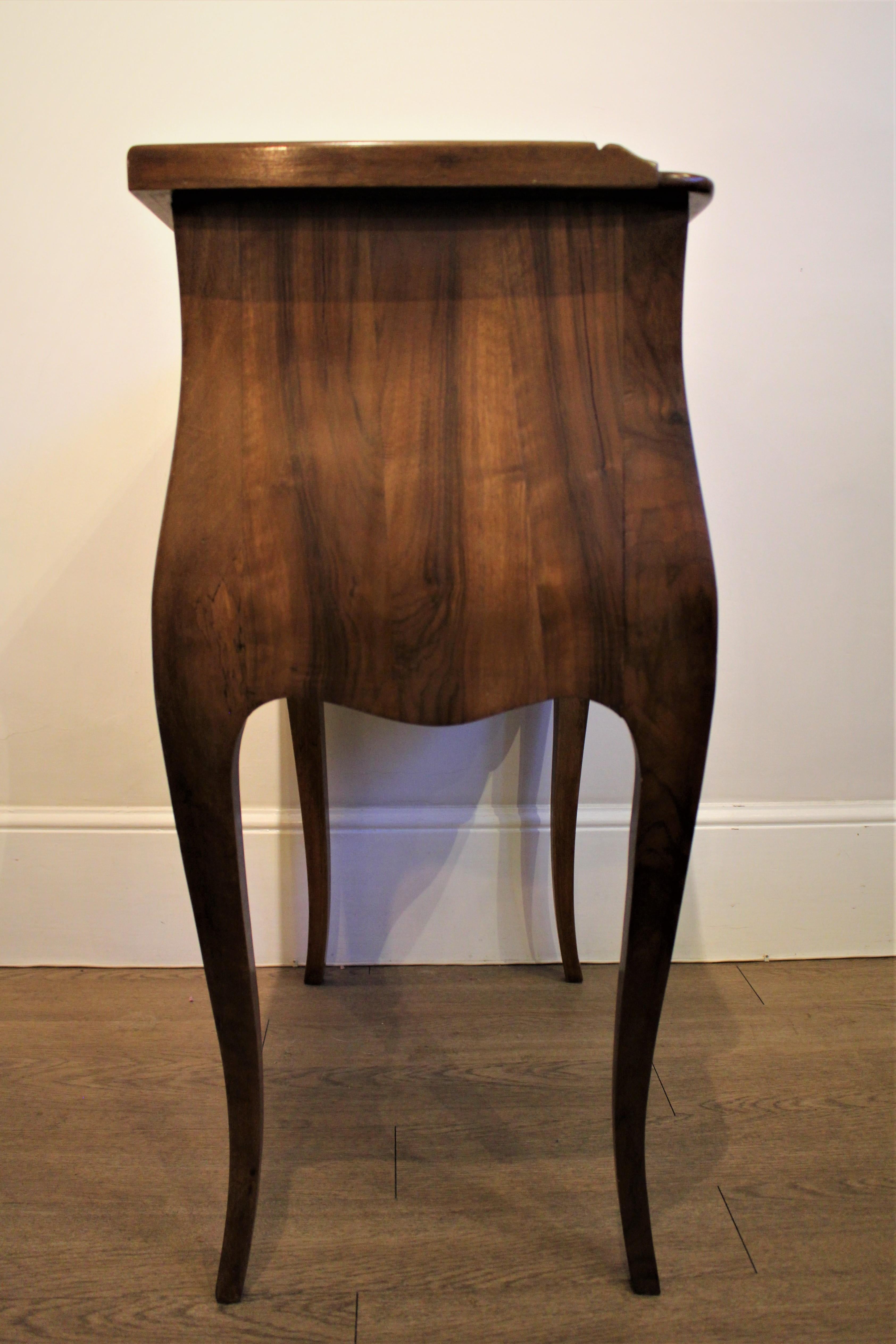 Antique French Walnut Bombe 1920s Commode Bedside Lamp Side Table Music Cabinet In Good Condition For Sale In Dorking, Surrey