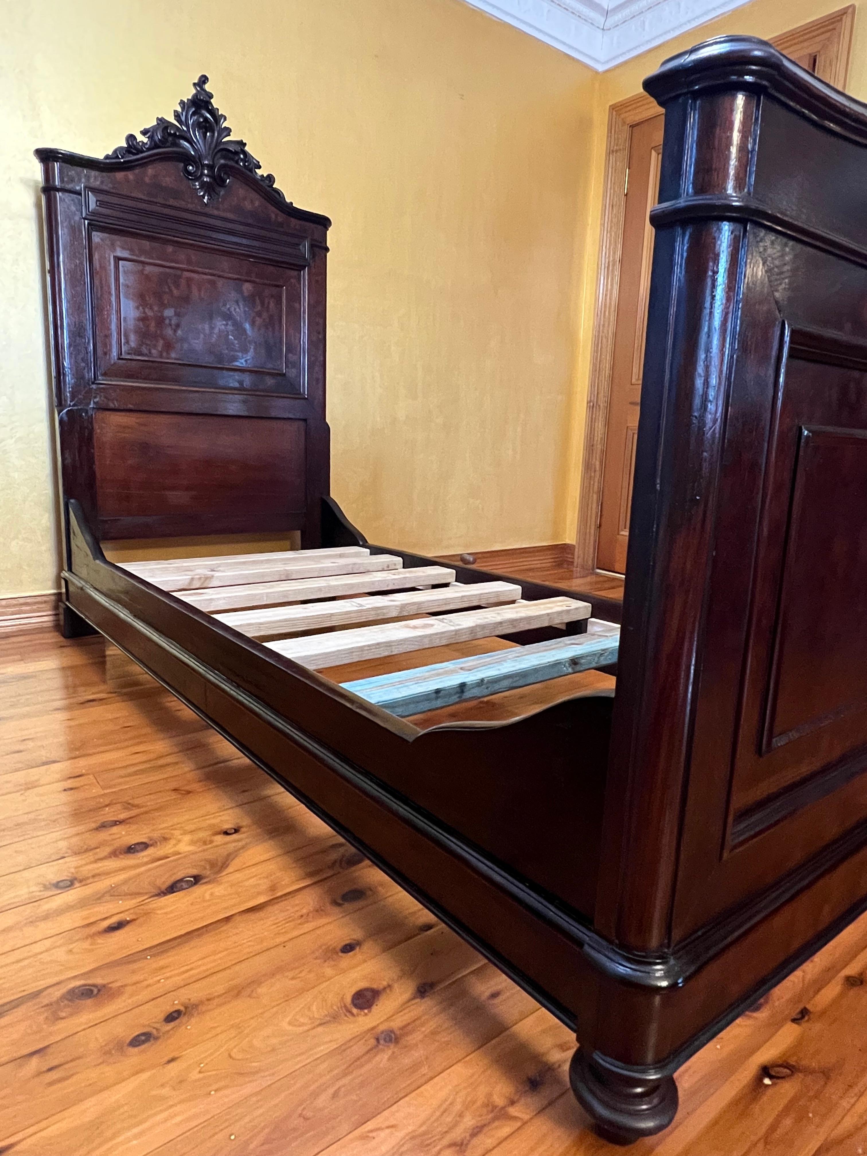 Antique French Walnut Burl Single Bed In Good Condition For Sale In EDENSOR PARK, NSW