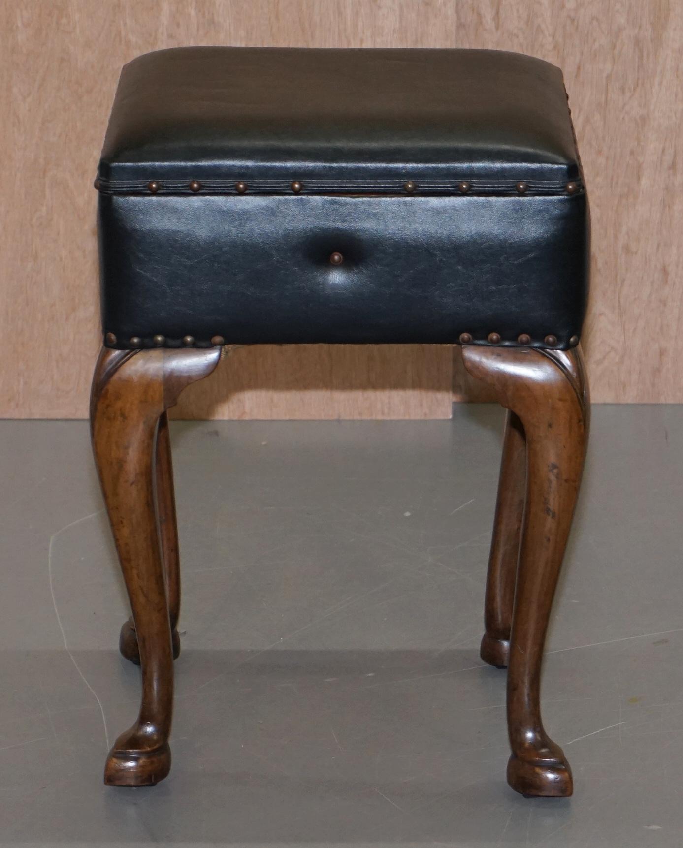 We are delighted to offer for sale this Victorian French walnut circa 1880 Piano stool with internal music sheet storage 

A good looking well made and function piece of Victorian furniture, the timber patina is exquisite and the legs are subtlety