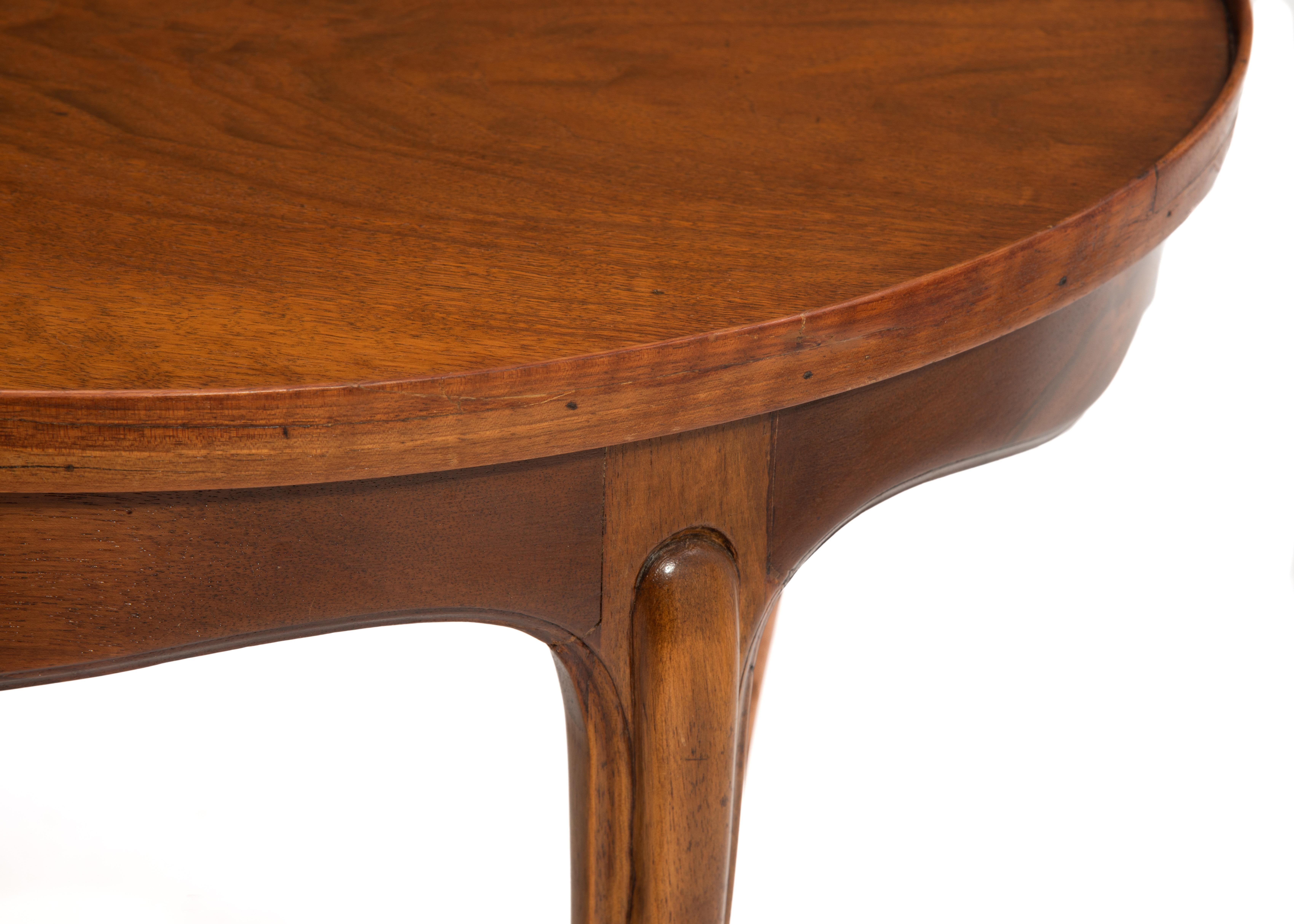 Antique French Walnut Coffee Cocktail Table Gamba Cabriole Piedi di zoccolo in vendita 4