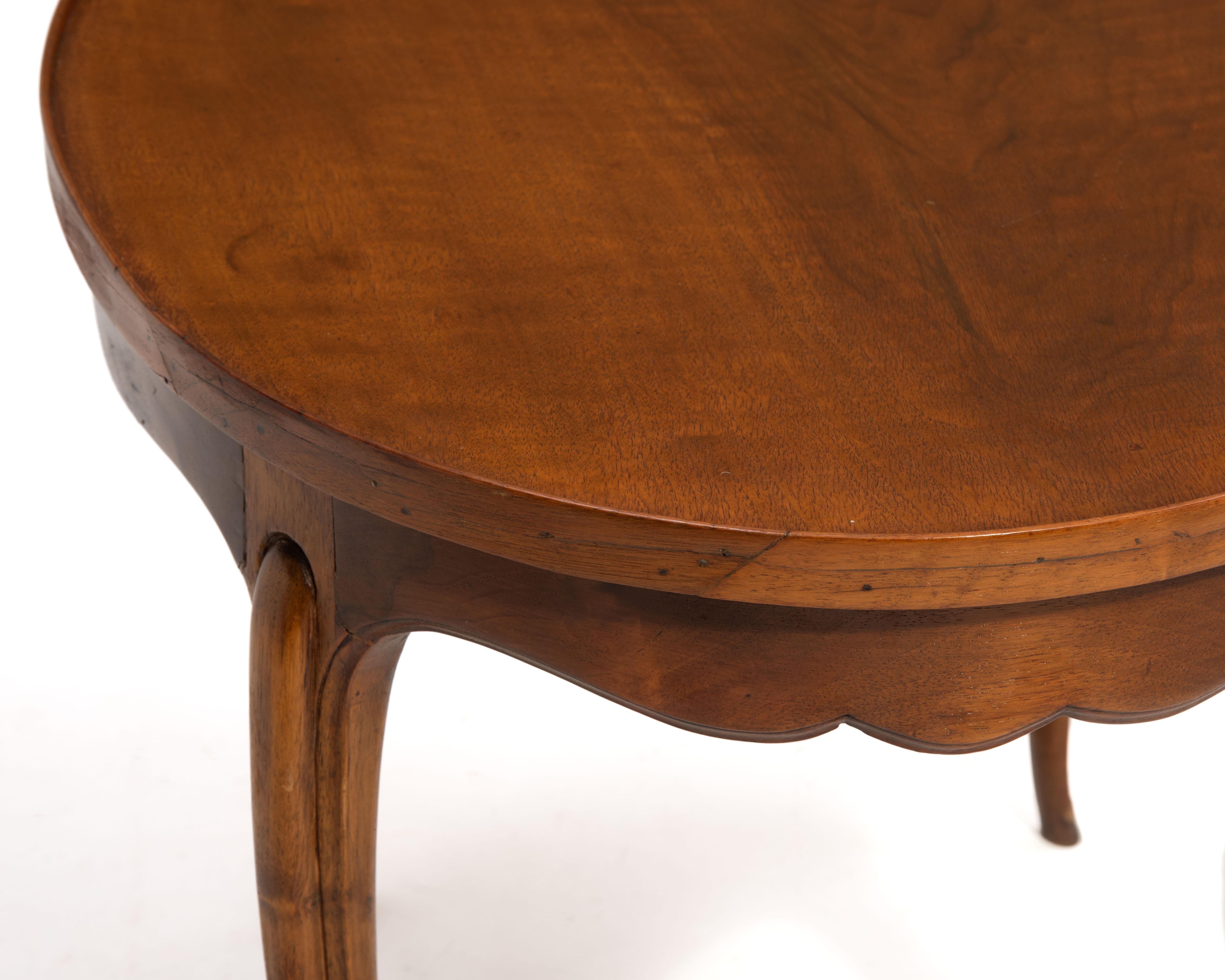 Antique French Walnut Coffee Cocktail Table Gamba Cabriole Piedi di zoccolo in vendita 5