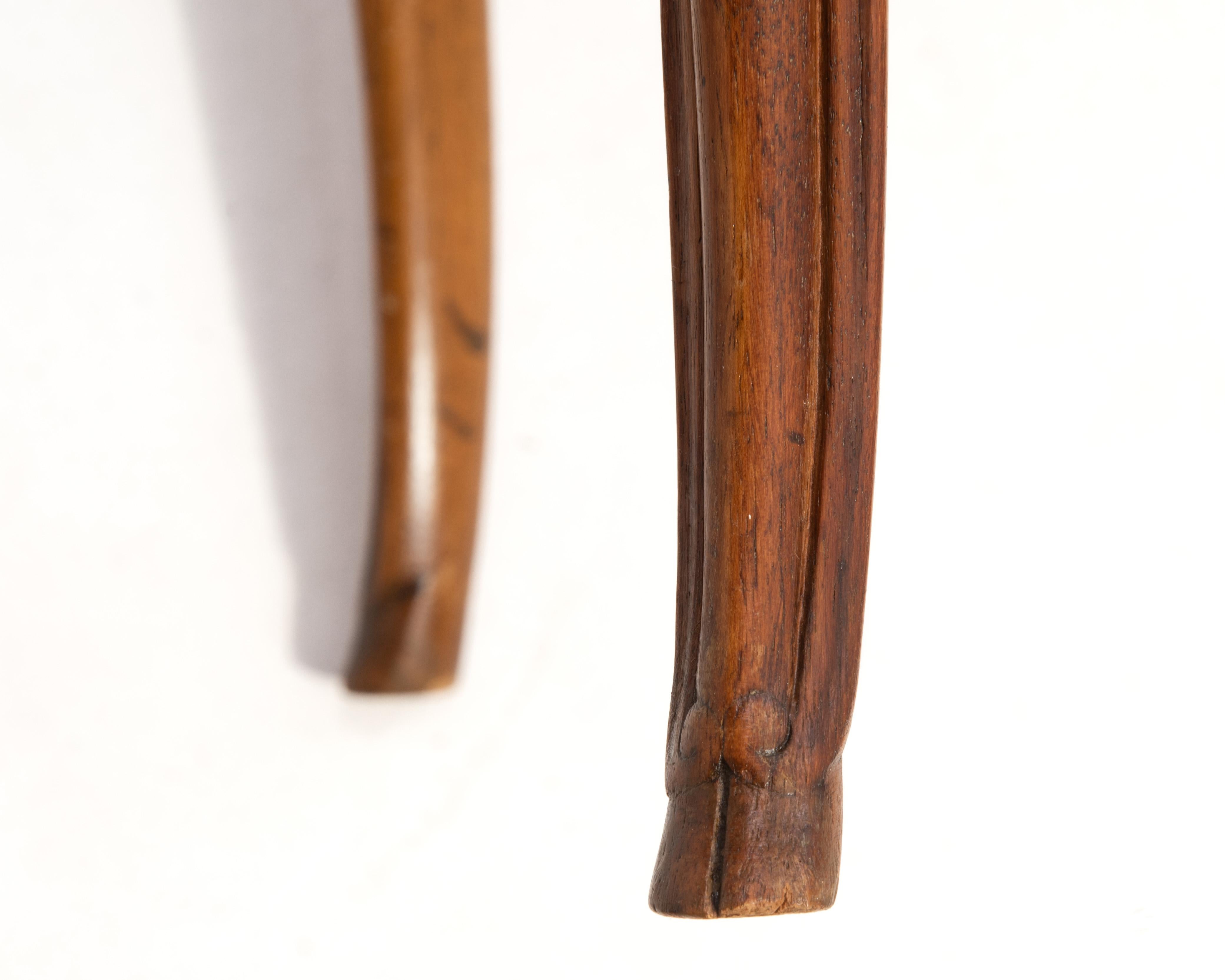 Antique French Walnut Coffee Cocktail Table Gamba Cabriole Piedi di zoccolo in vendita 7