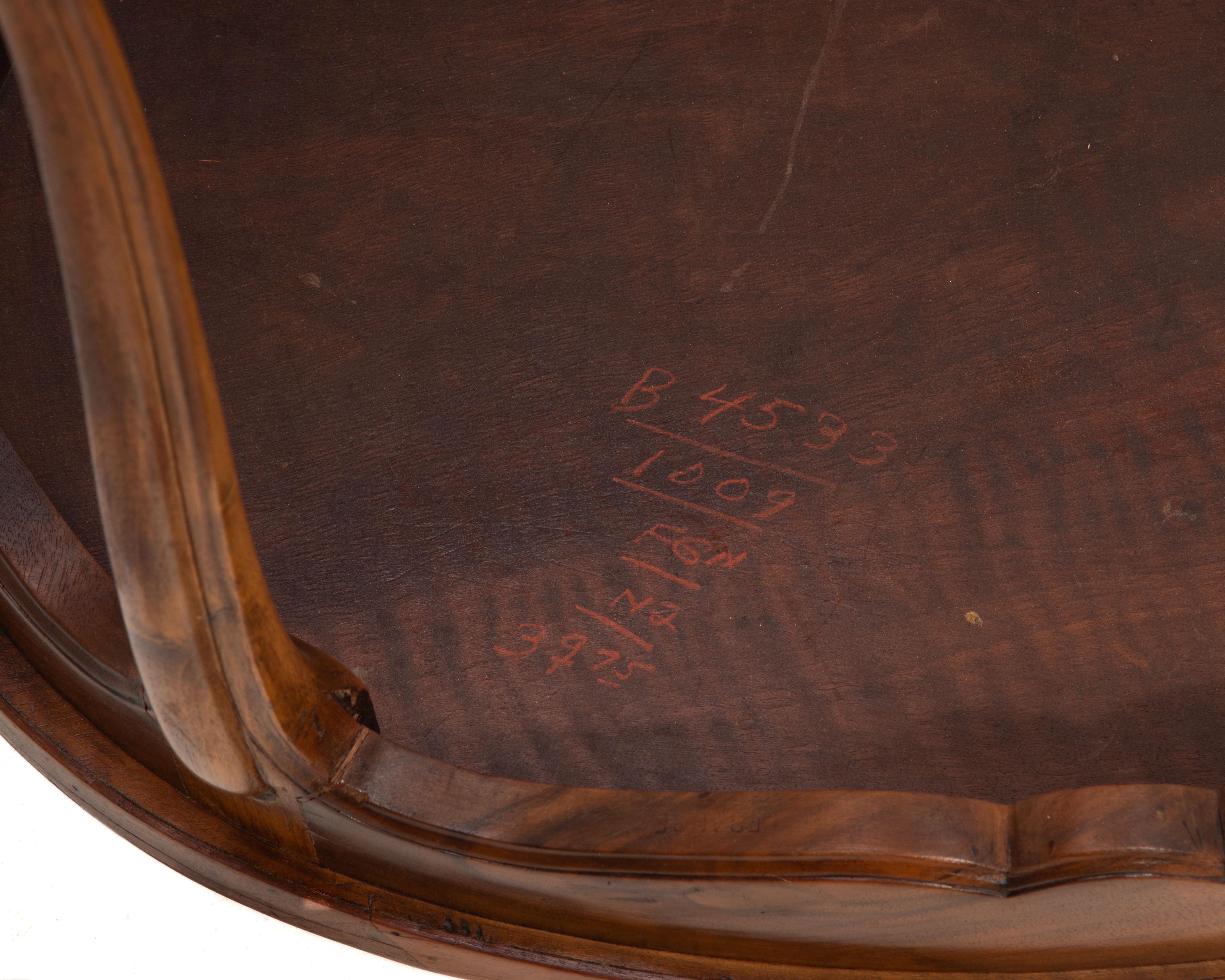 Antique French Walnut Coffee Cocktail Table Gamba Cabriole Piedi di zoccolo in vendita 8