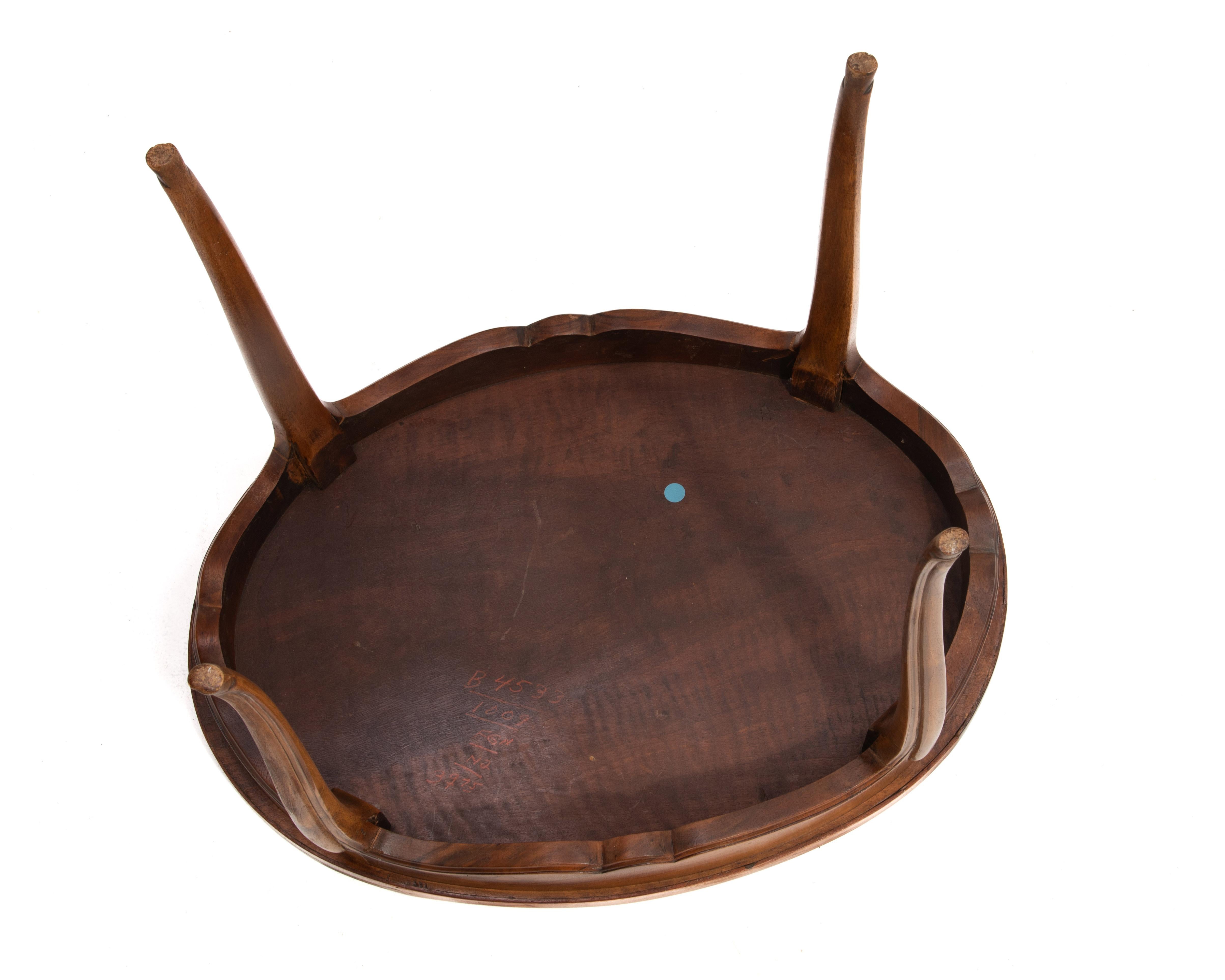 Antique French Walnut Coffee Cocktail Table Gamba Cabriole Piedi di zoccolo in vendita 9