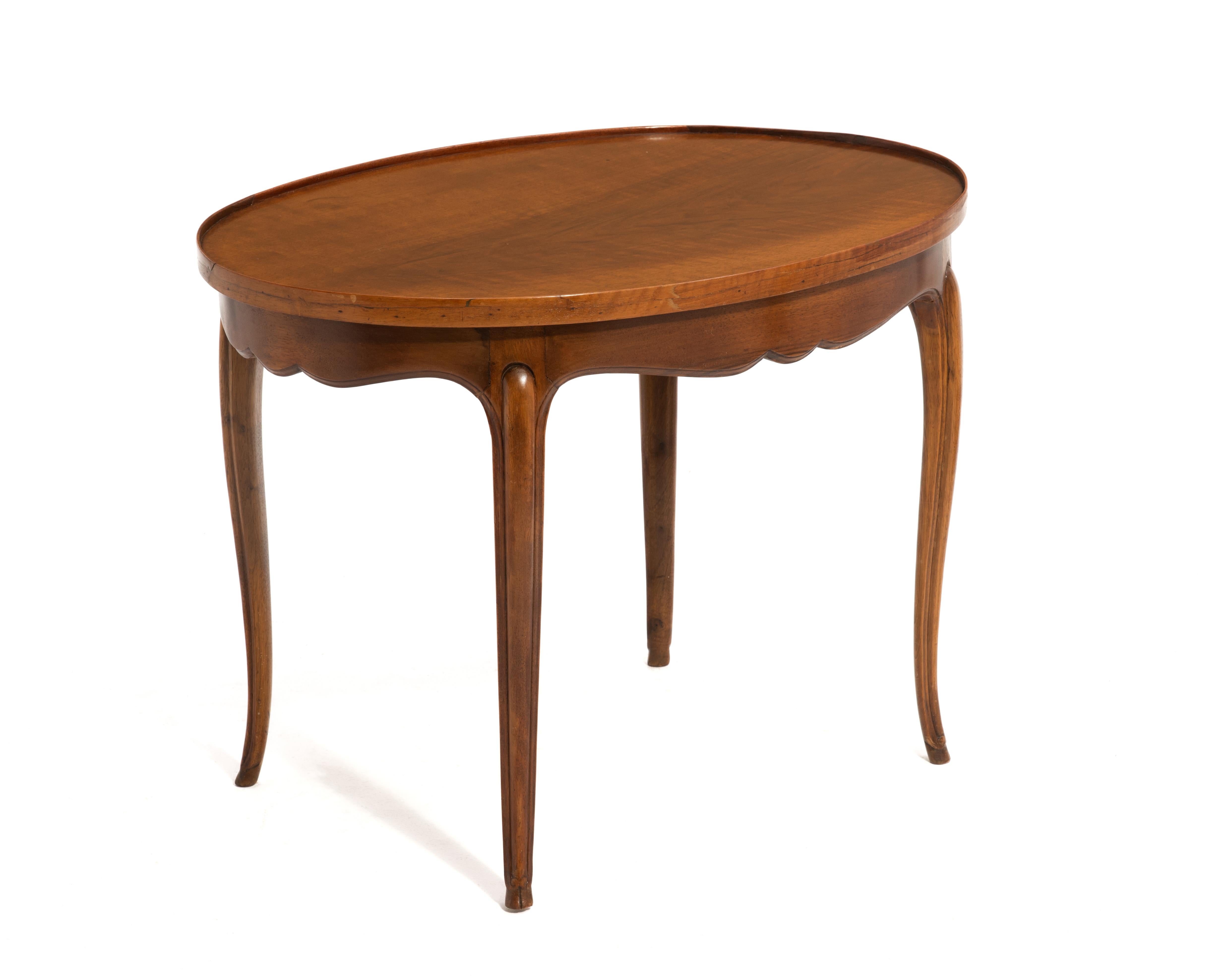 Stile provenzale Antique French Walnut Coffee Cocktail Table Gamba Cabriole Piedi di zoccolo in vendita