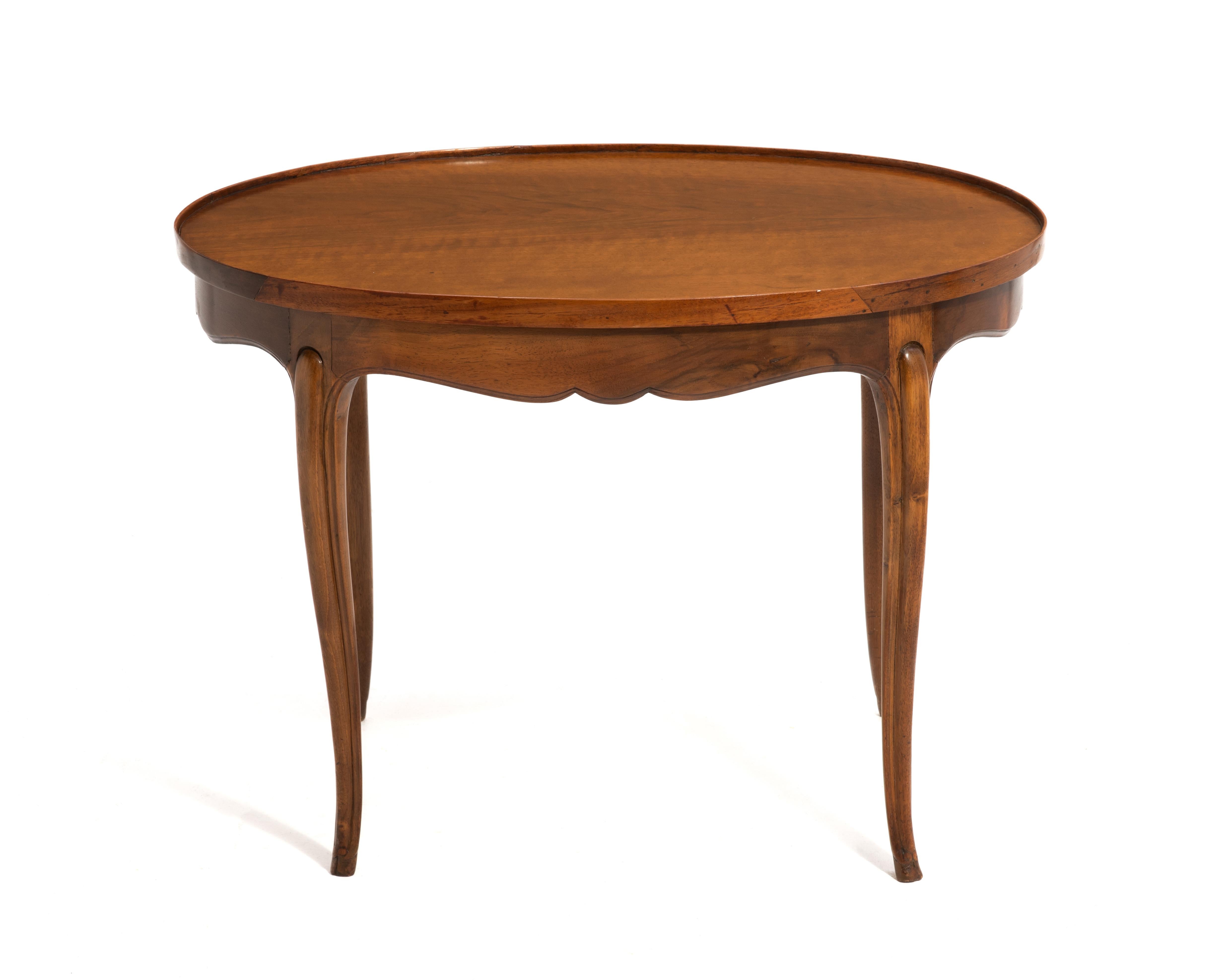 Francese Antique French Walnut Coffee Cocktail Table Gamba Cabriole Piedi di zoccolo in vendita