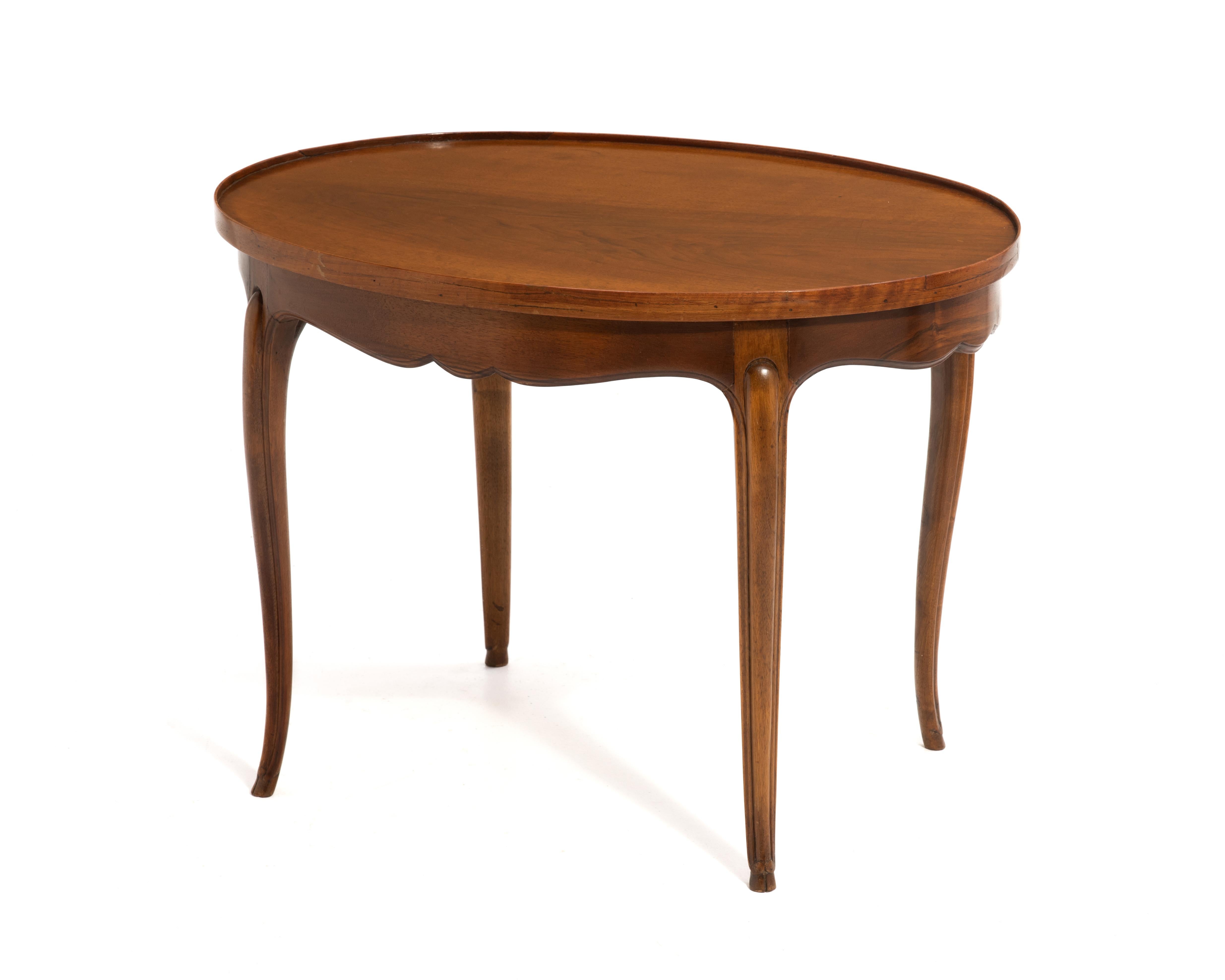 Antique French Walnut Coffee Cocktail Table Gamba Cabriole Piedi di zoccolo In condizioni buone in vendita a Forest Grove, PA