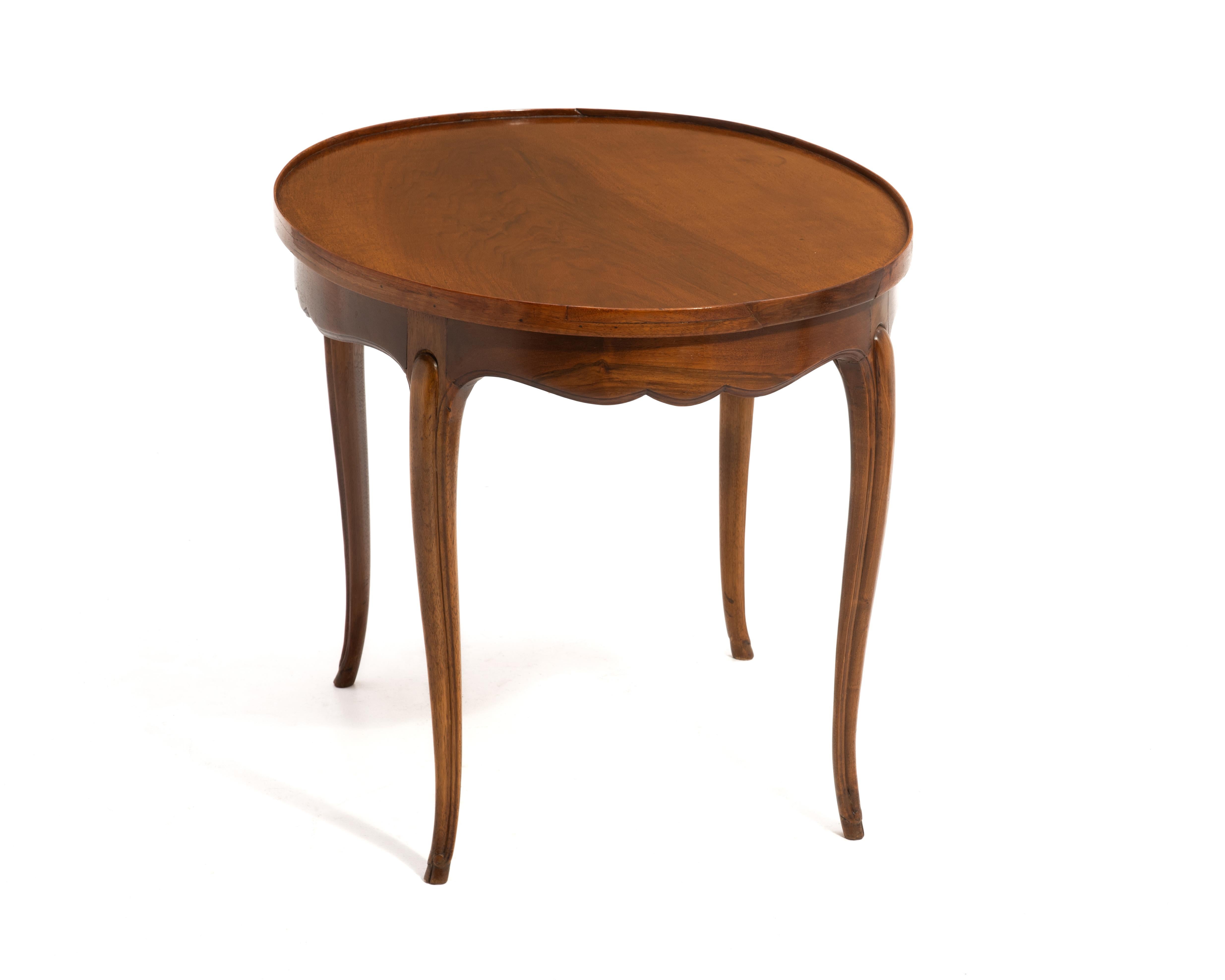 XX secolo Antique French Walnut Coffee Cocktail Table Gamba Cabriole Piedi di zoccolo in vendita