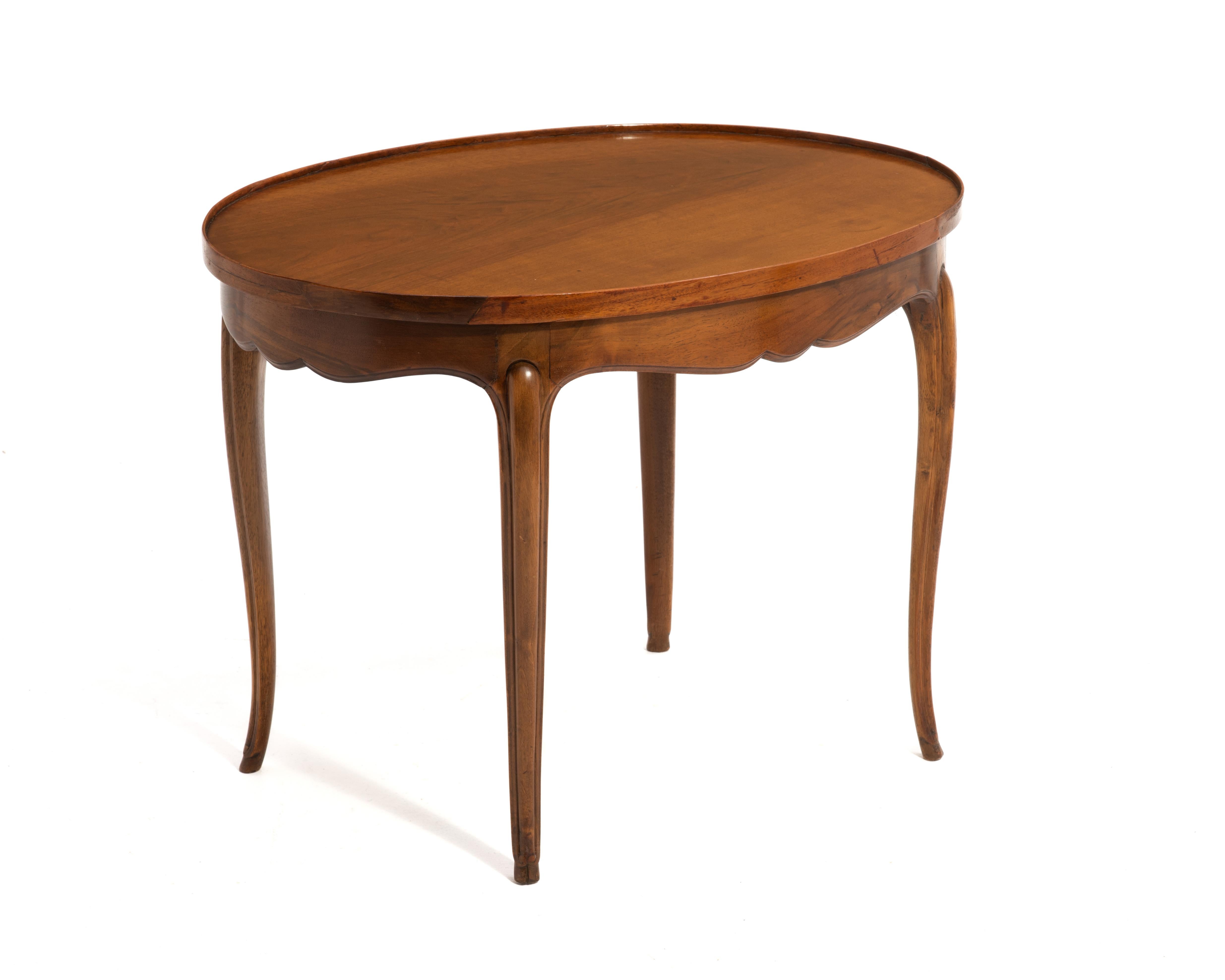 Noce Antique French Walnut Coffee Cocktail Table Gamba Cabriole Piedi di zoccolo in vendita
