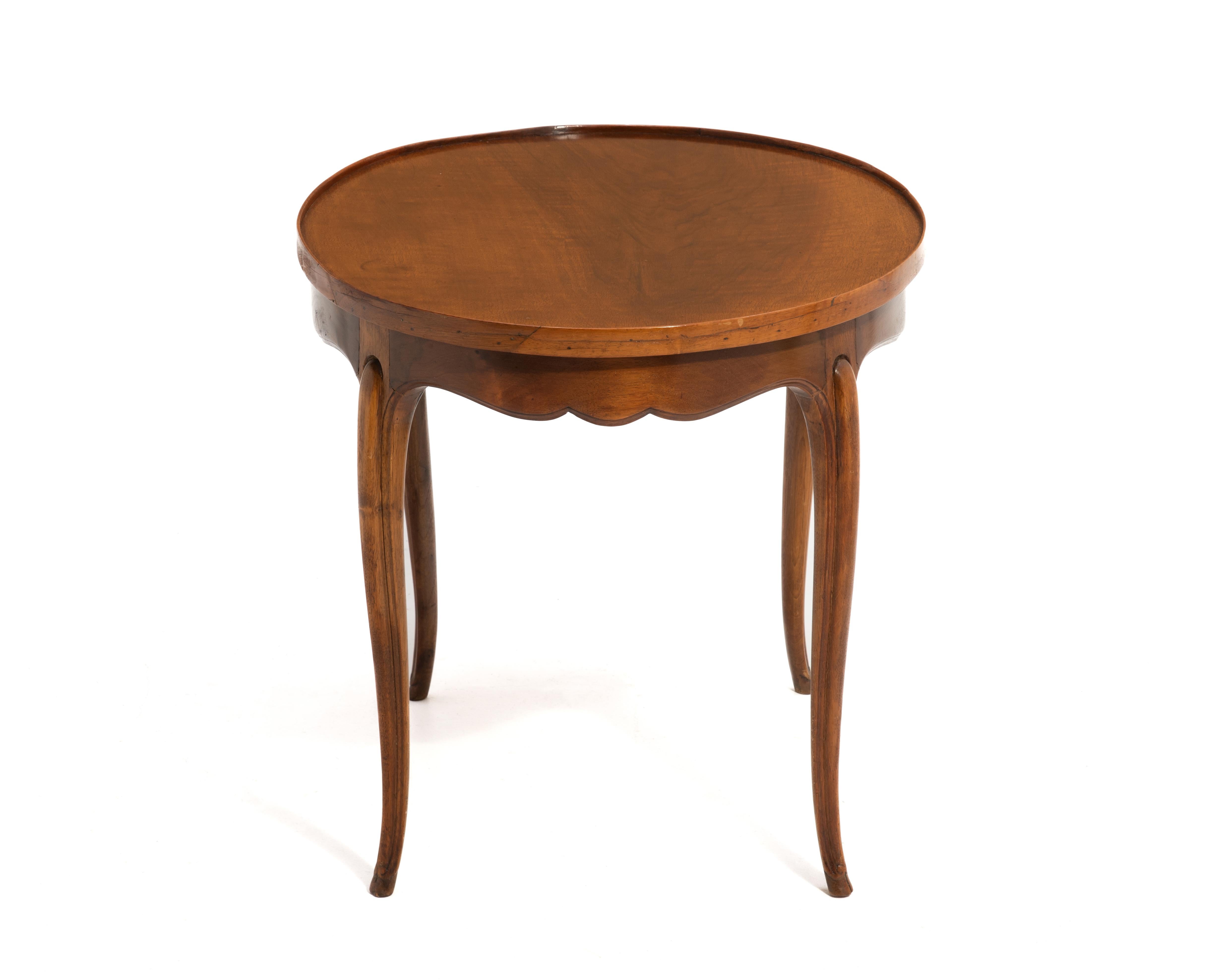 Antique French Walnut Coffee Cocktail Table Gamba Cabriole Piedi di zoccolo in vendita 1