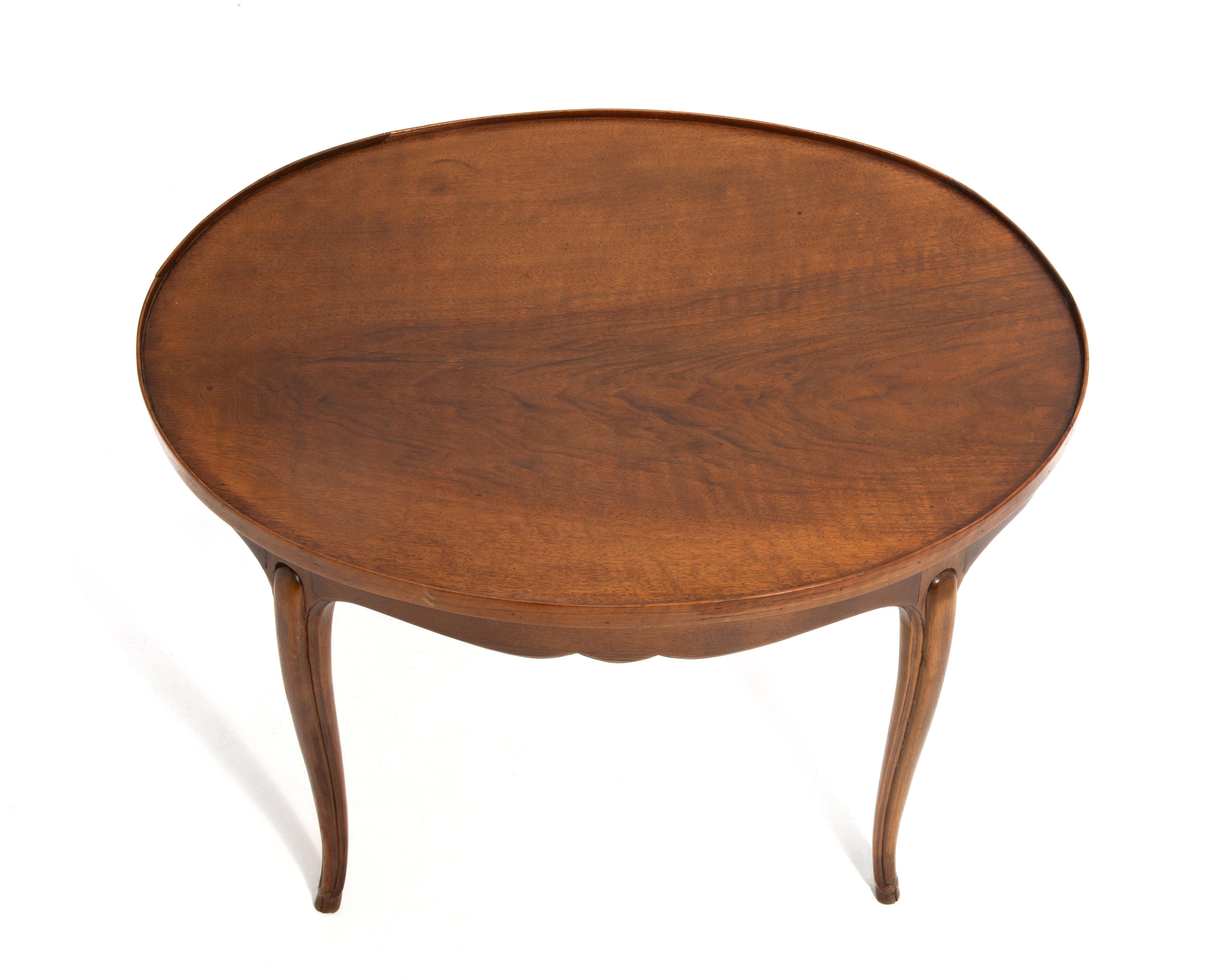 Antique French Walnut Coffee Cocktail Table Gamba Cabriole Piedi di zoccolo in vendita 2
