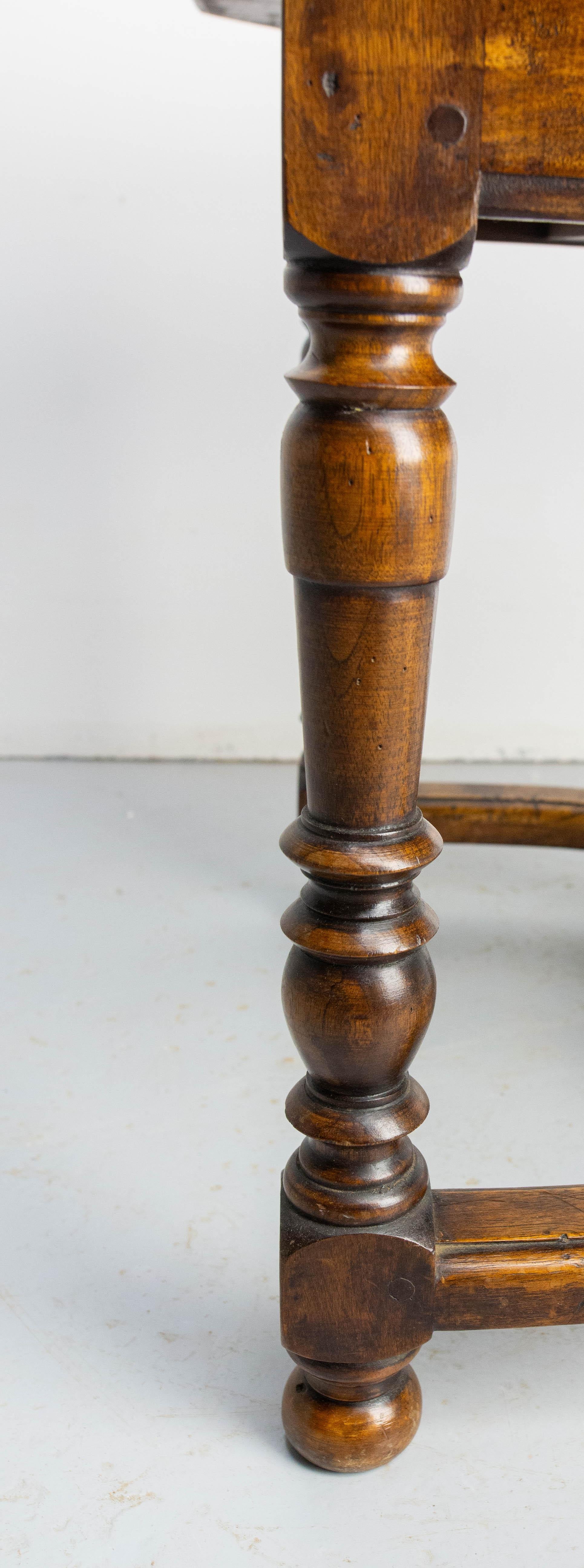 Antiquité Table basse en noyer français Table d'appoint avec tiroir circa 1940 en vente 4