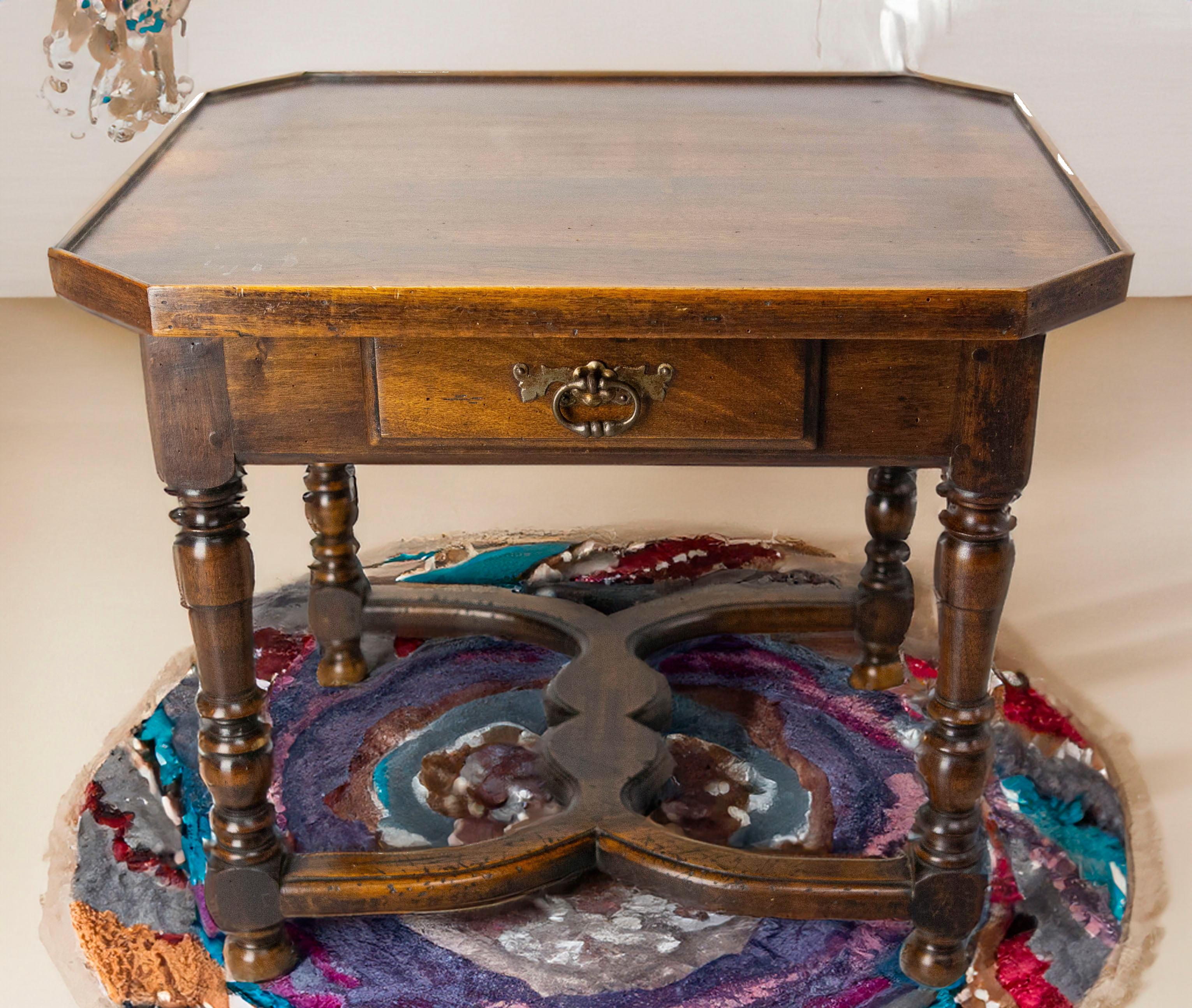 Français Antiquité Table basse en noyer français Table d'appoint avec tiroir circa 1940 en vente