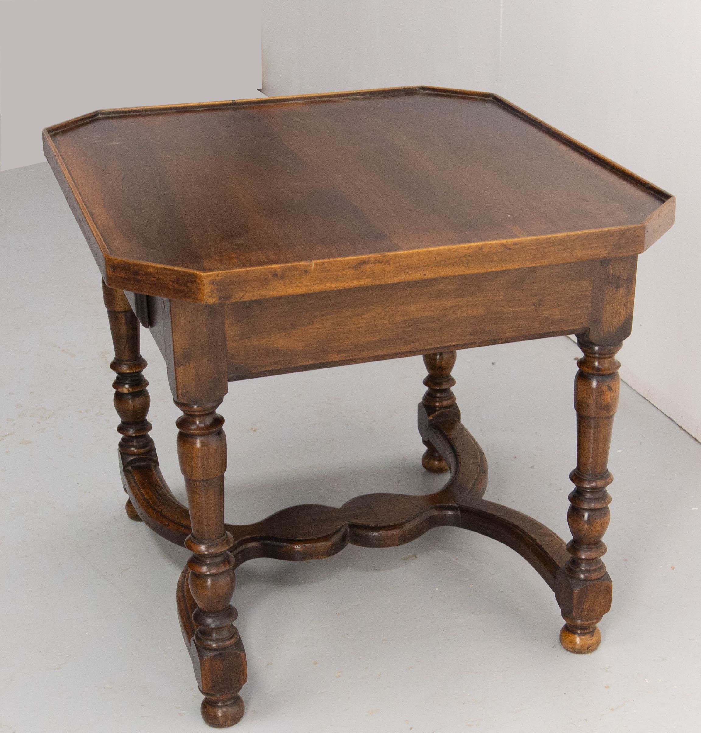 Noyer Antiquité Table basse en noyer français Table d'appoint avec tiroir circa 1940 en vente