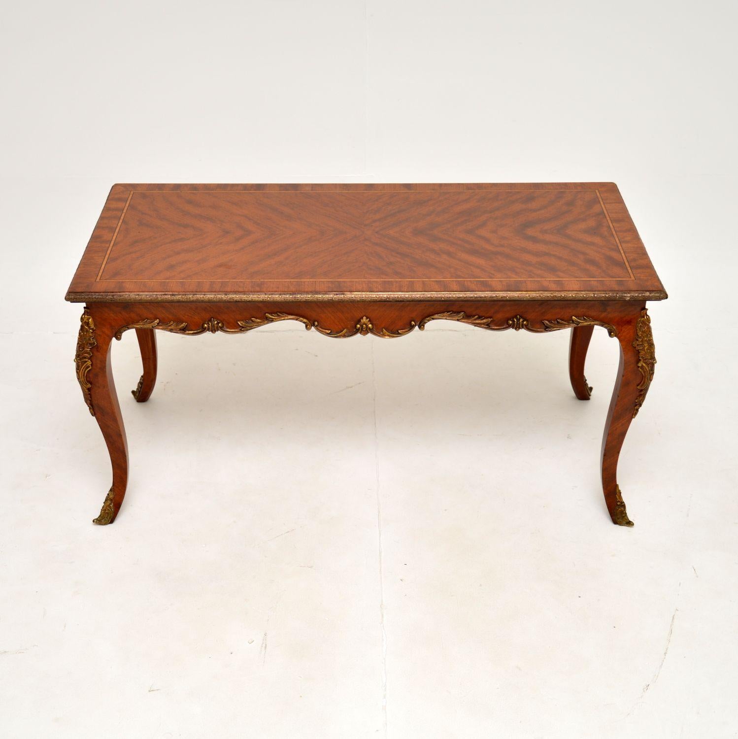 Magnifique table basse ancienne en noyer français, datant des années 1920-30.

Il est d'une superbe qualité et son design est magnifique. Le noyer est serti d'un ravissant motif en étoile sur le dessus, avec des bords en bandes croisées. Il repose