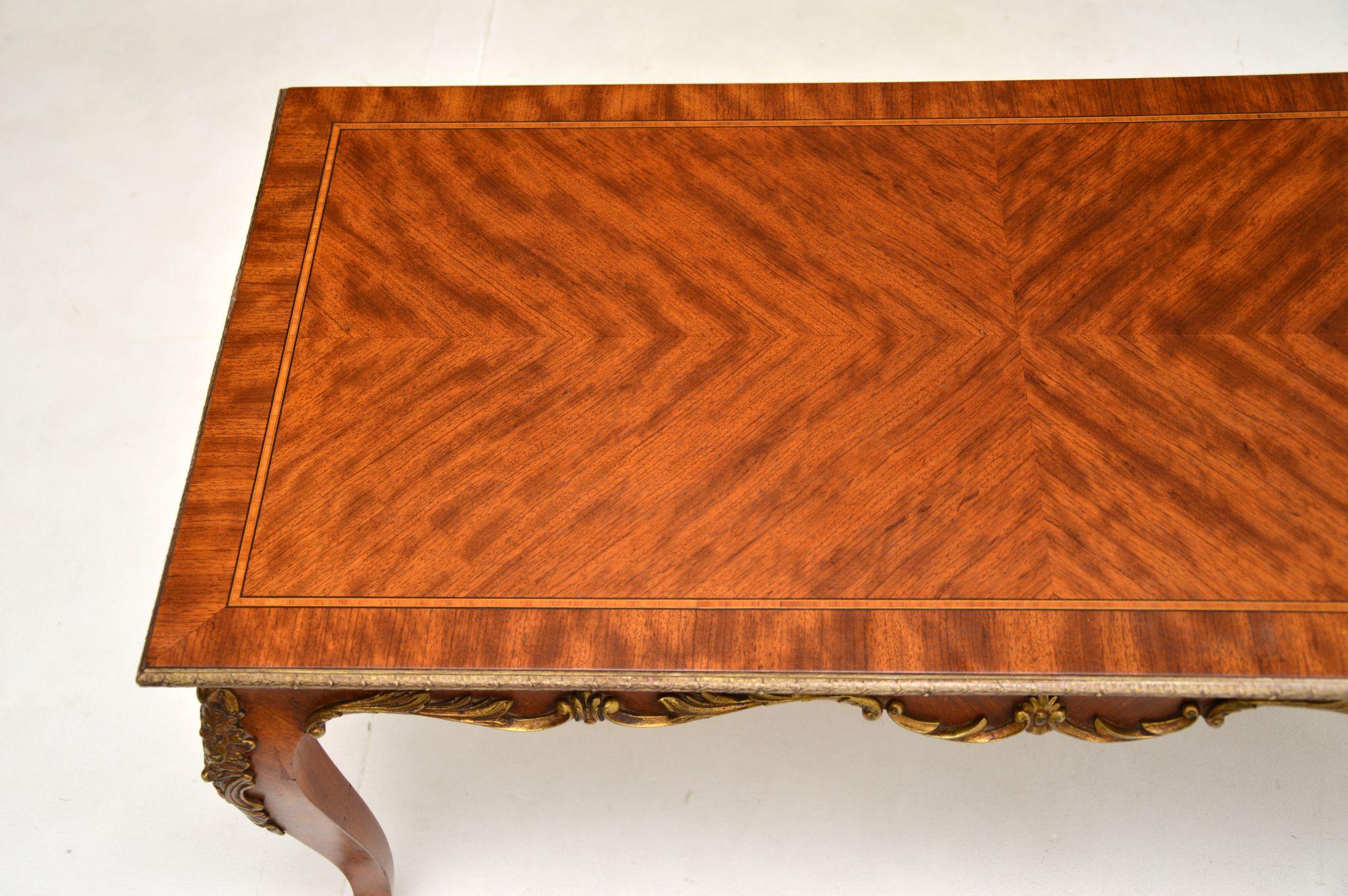 Louis XV Table basse ancienne en noyer français