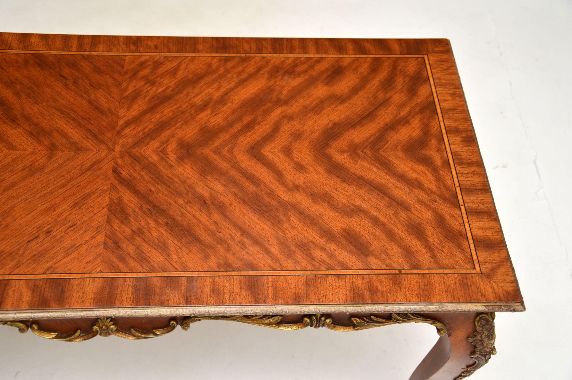 Français Table basse ancienne en noyer français