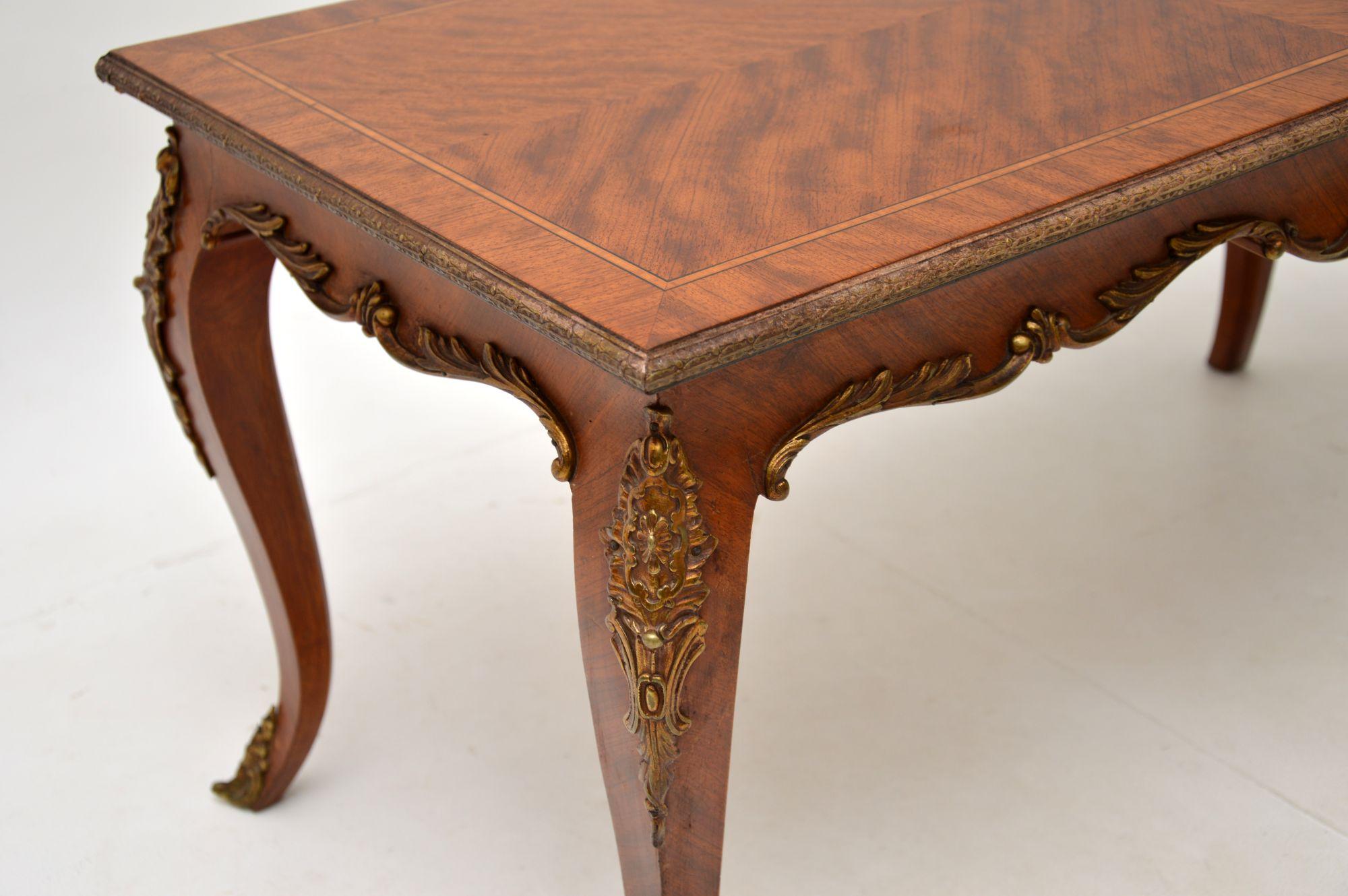 Table basse ancienne en noyer français Bon état à London, GB
