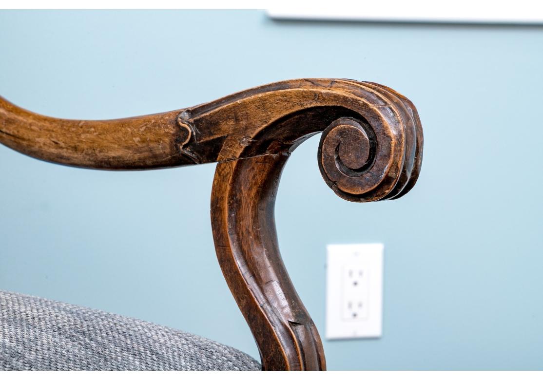 Fine divano imbottito d'epoca con schienale e seduta a cammello, braccioli intagliati a volute e poggianti su 8 piedi intagliati e a volute. Rivestito in un tessuto blu testurizzato.

Dimensioni: 67,5