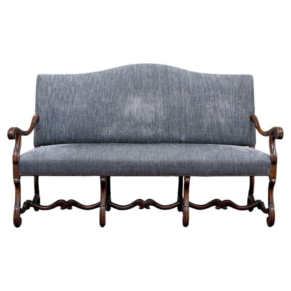 Ancienne banquette Camelback française tapissée sur mesure