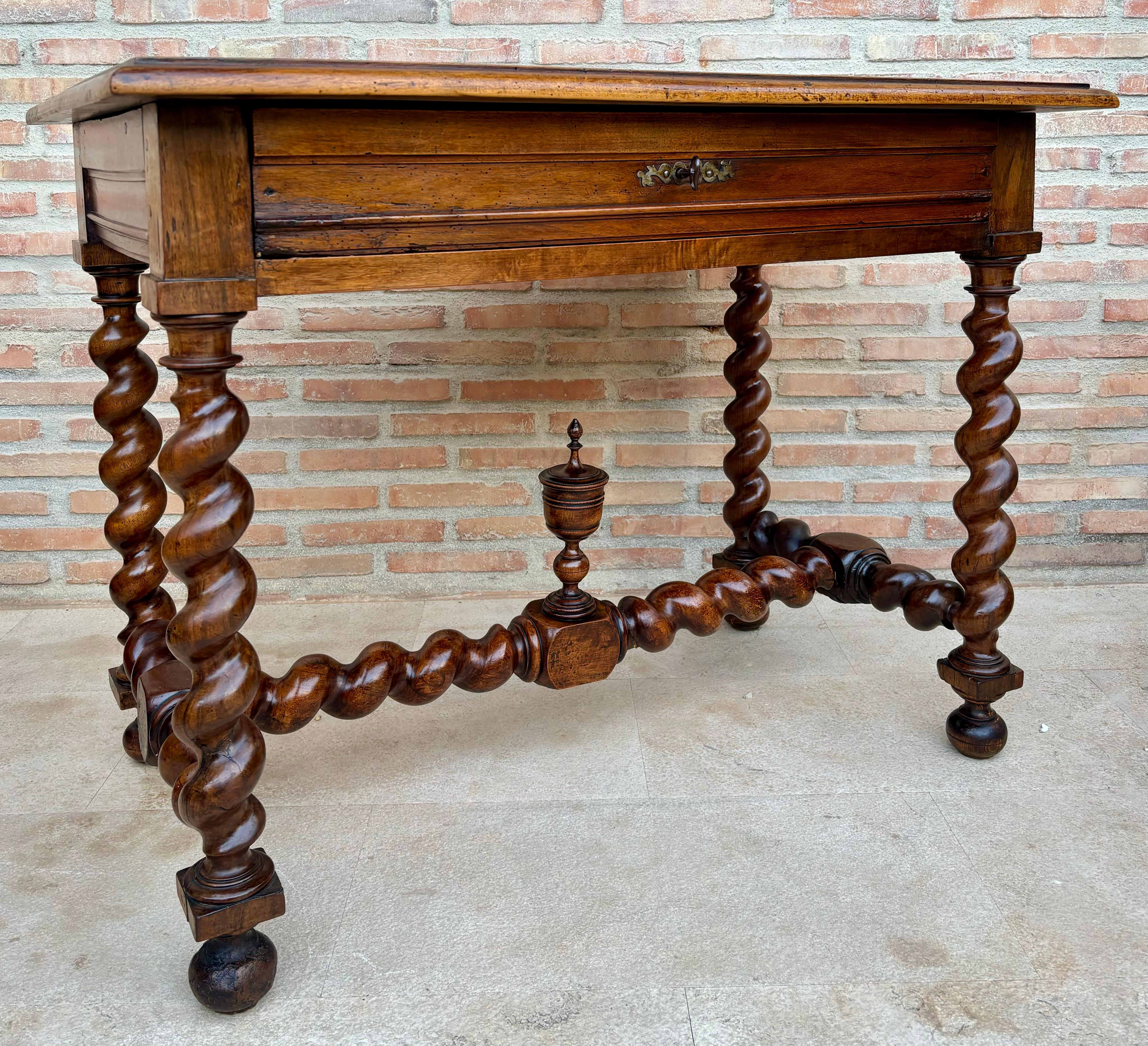 Escritorio Antique French de Nogal en Bueno estado para la venta en Miami, FL