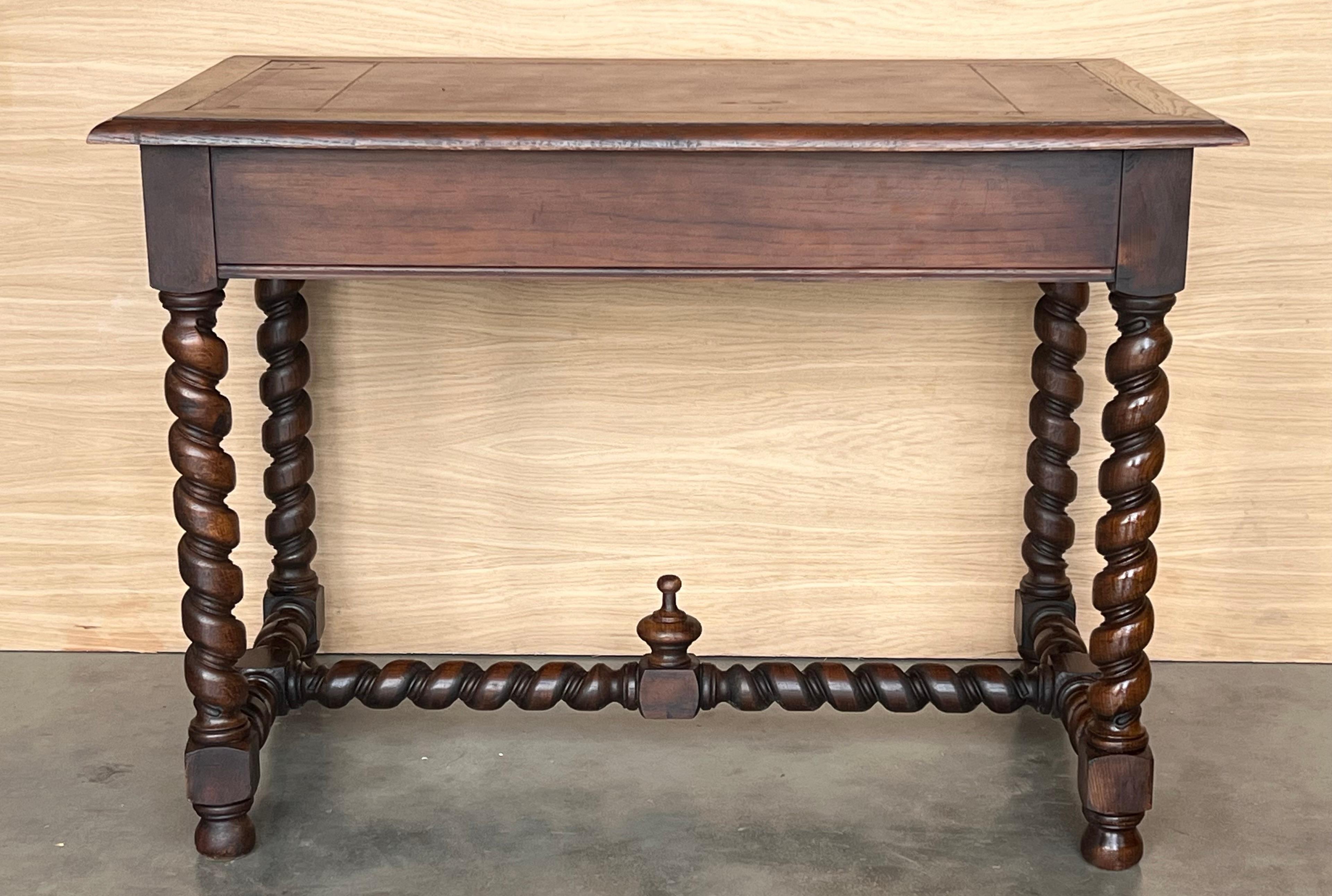 Escritorio Antique French de nogal con cajón y tapa de cuero en venta 3