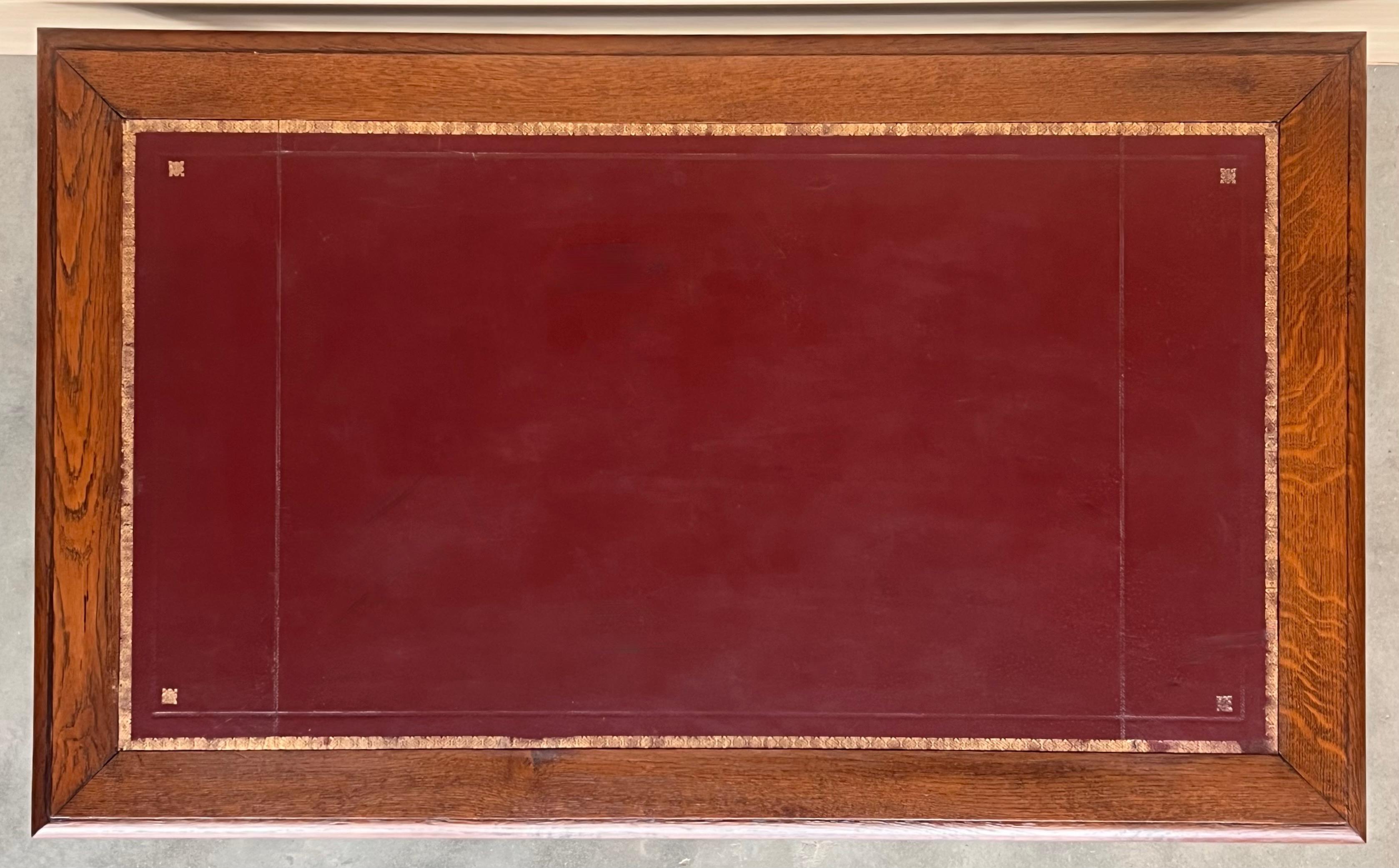Escritorio Antique French de nogal con cajón y tapa de cuero en venta 4