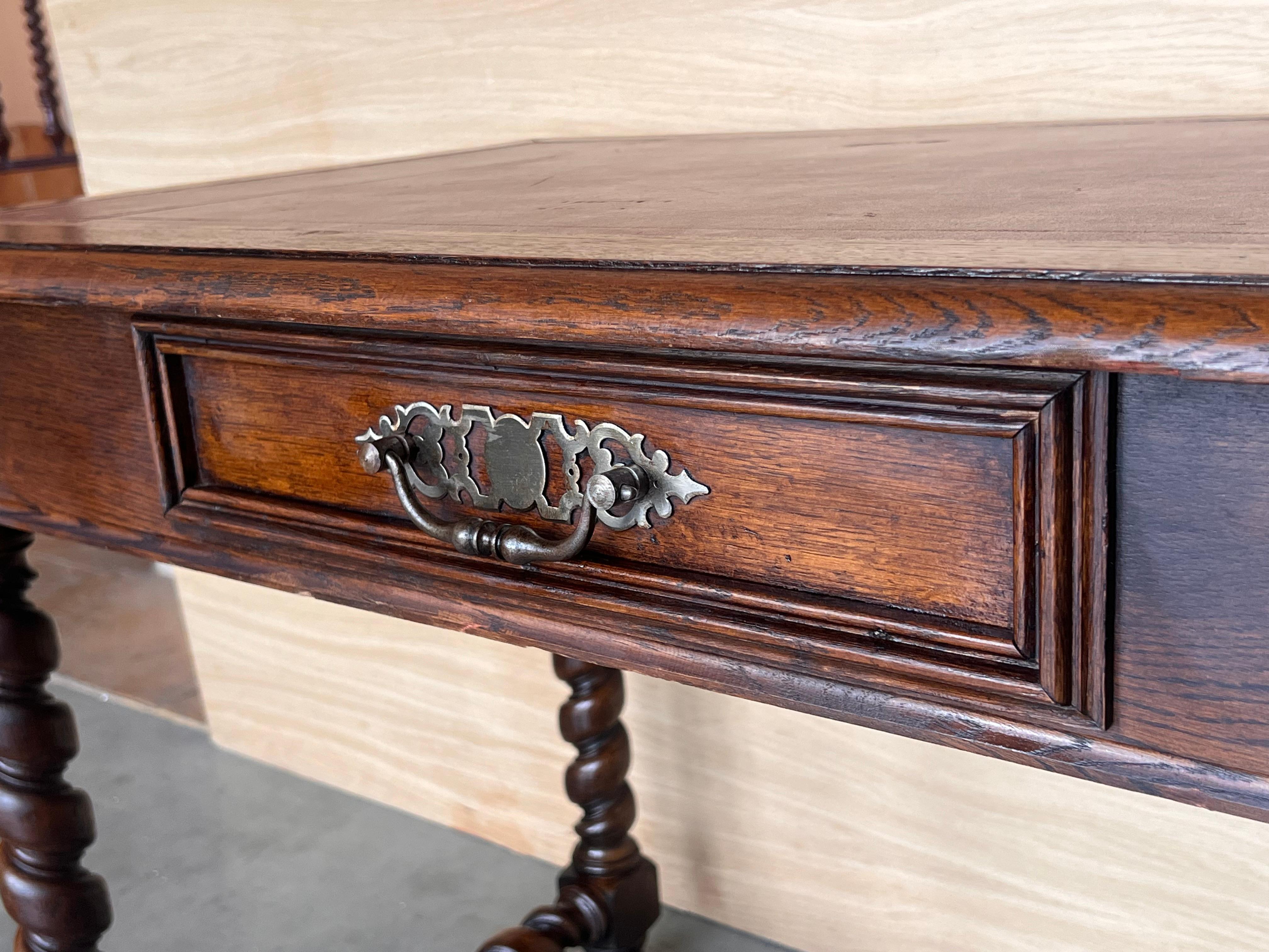 Escritorio Antique French de nogal con cajón y tapa de cuero en venta 5