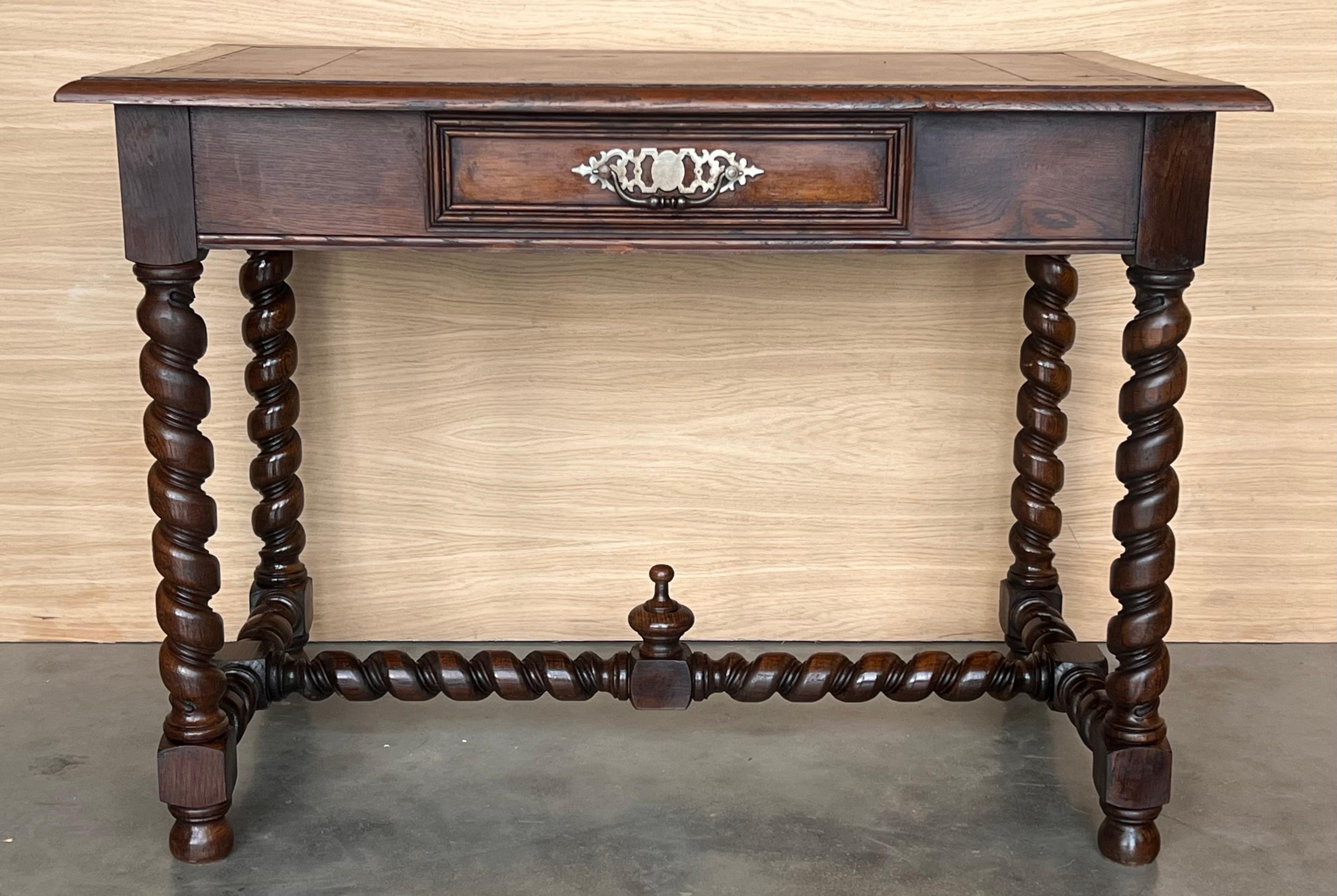 Preciosa mesa de escritorio de nogal que puede utilizarse como escritorio o mesa de trabajo. De robusta madera de nogal. Todas sus patas y camilla son salomónicas y tiene un cajón con su tirador de hierro, es de principios del siglo XIX.
Esta